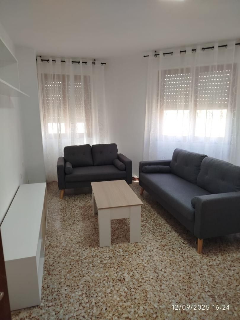 Sala de estar de Piso de alquiler en Castellón de la Plana / Castelló de la Plana con Amueblado, Horno y Lavadora