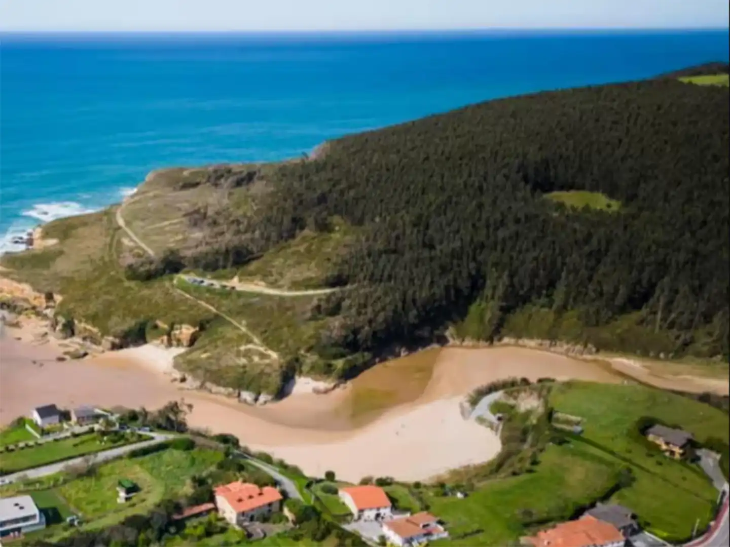 Wohnung zum Verkauf in Barrio Campo Juana, Galizano Außenansicht von Wohnung zum Verkauf in Ribamontán al Mar mit Heizung, Privatgarten und Terrasse