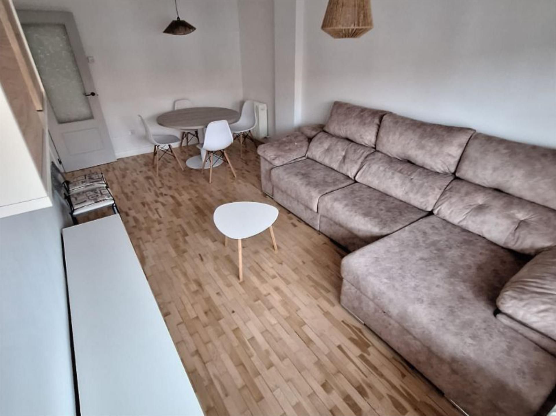 Sala d'estar de Pis de lloguer en León Capital  amb Calefacció, Parquet i Terrassa