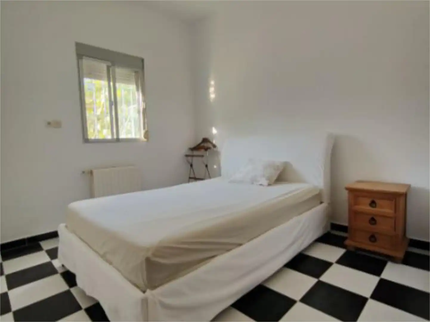 Piso en venta en Urbanización Santa Fé, 1, Carmona Habitación de Piso en venta en Carmona con Aire acondicionado, Calefacción y Jardín privado