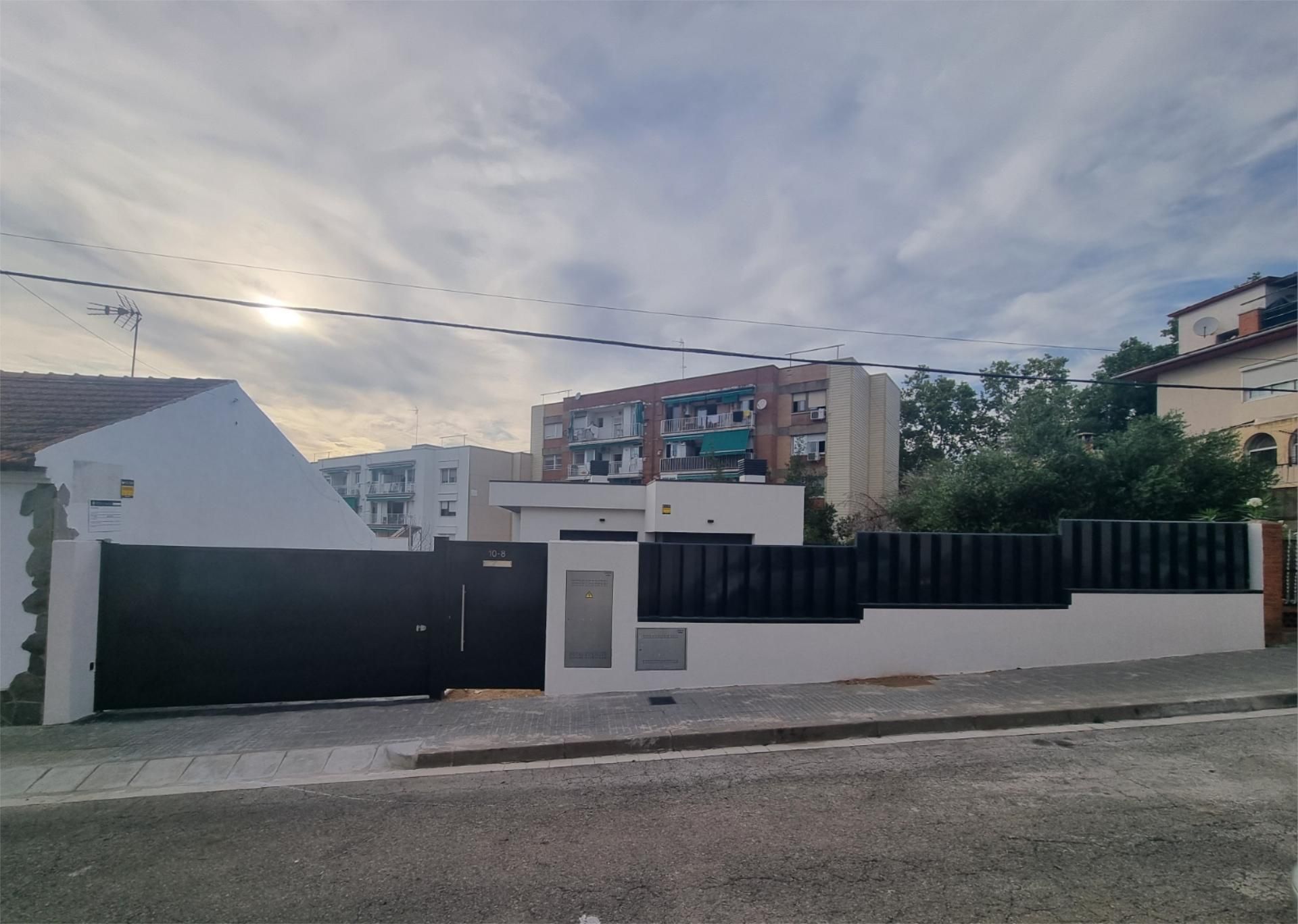 Vista exterior de Casa o xalet en venda en Cerdanyola del Vallès amb Aire condicionat