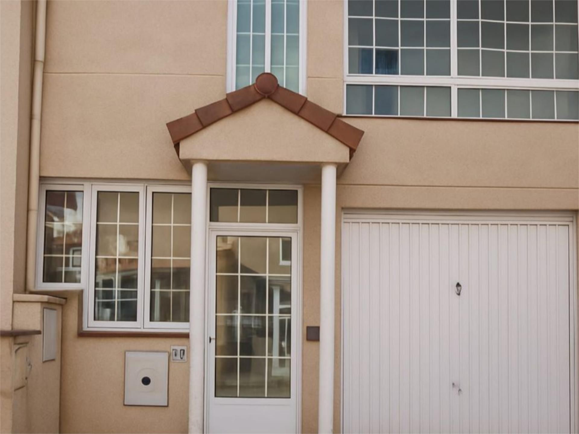 Exterior view of Single-family semi-detached for sale in Moralzarzal  with Swimming Pool and Balcony