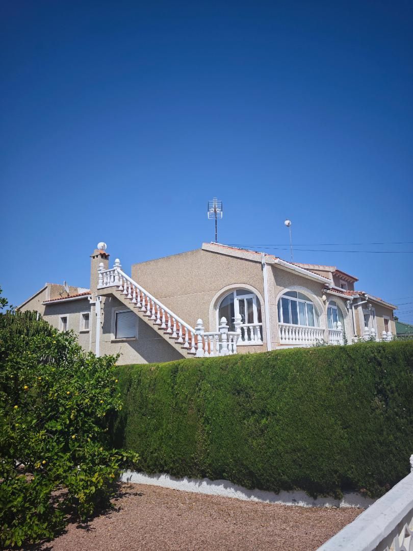 Vista exterior de Casa adosada en venta en Torrevieja con Aire acondicionado, Calefacción y Jardín privado