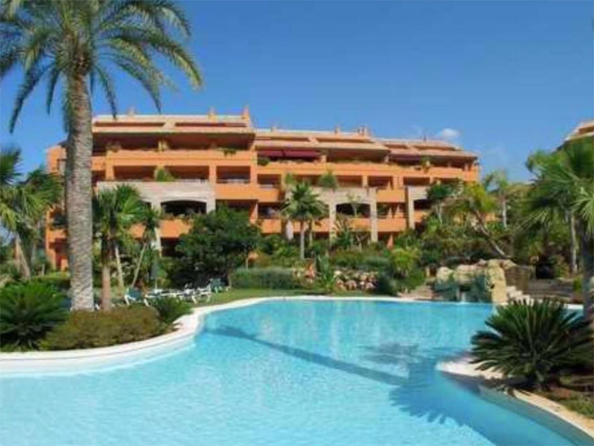 Vista exterior de Piso de alquiler en Marbella con Aire acondicionado, Terraza y Piscina