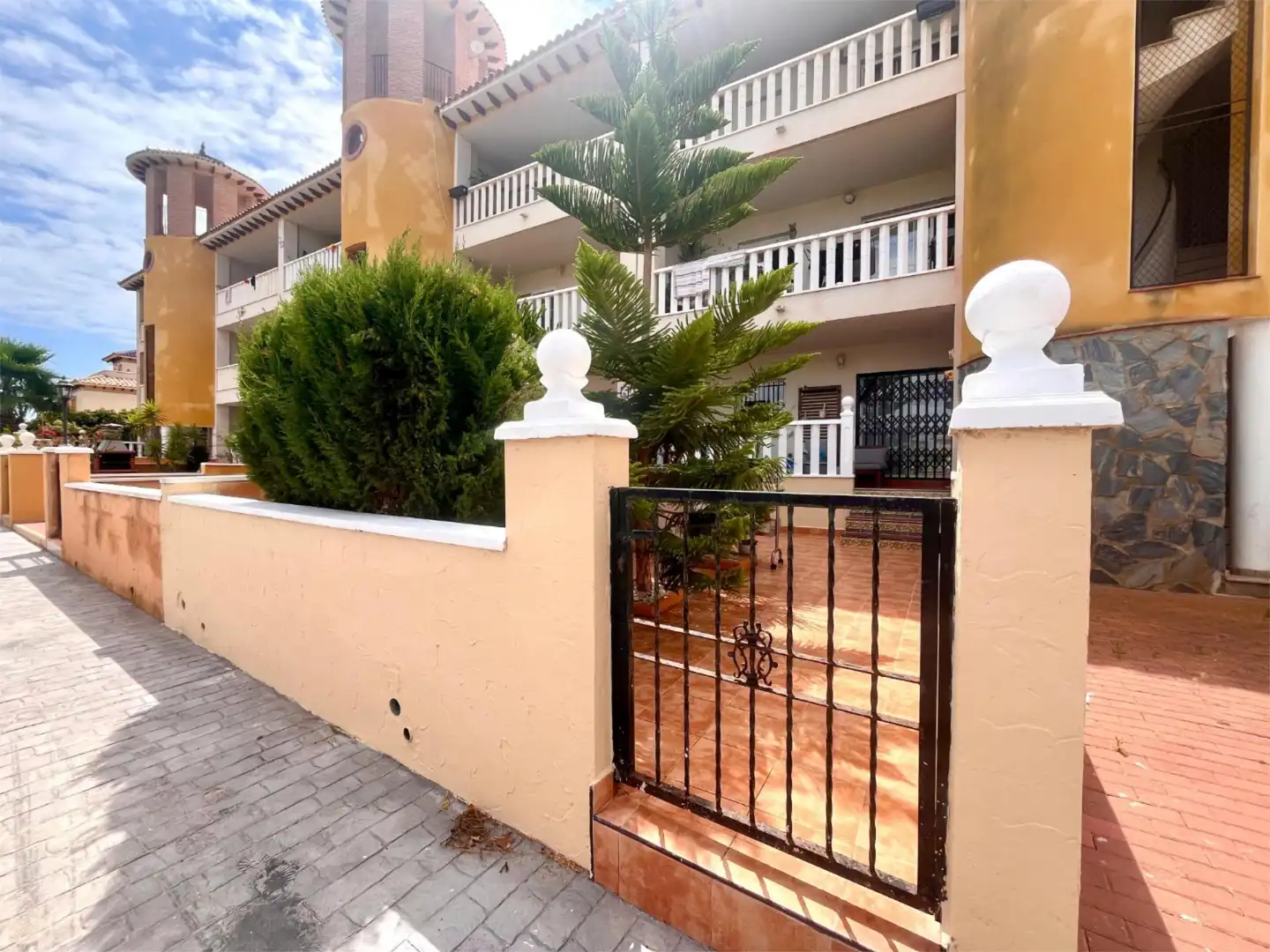 Vista exterior de Pis en venda en Orihuela amb Aire condicionat, Jardí privat i Terrassa