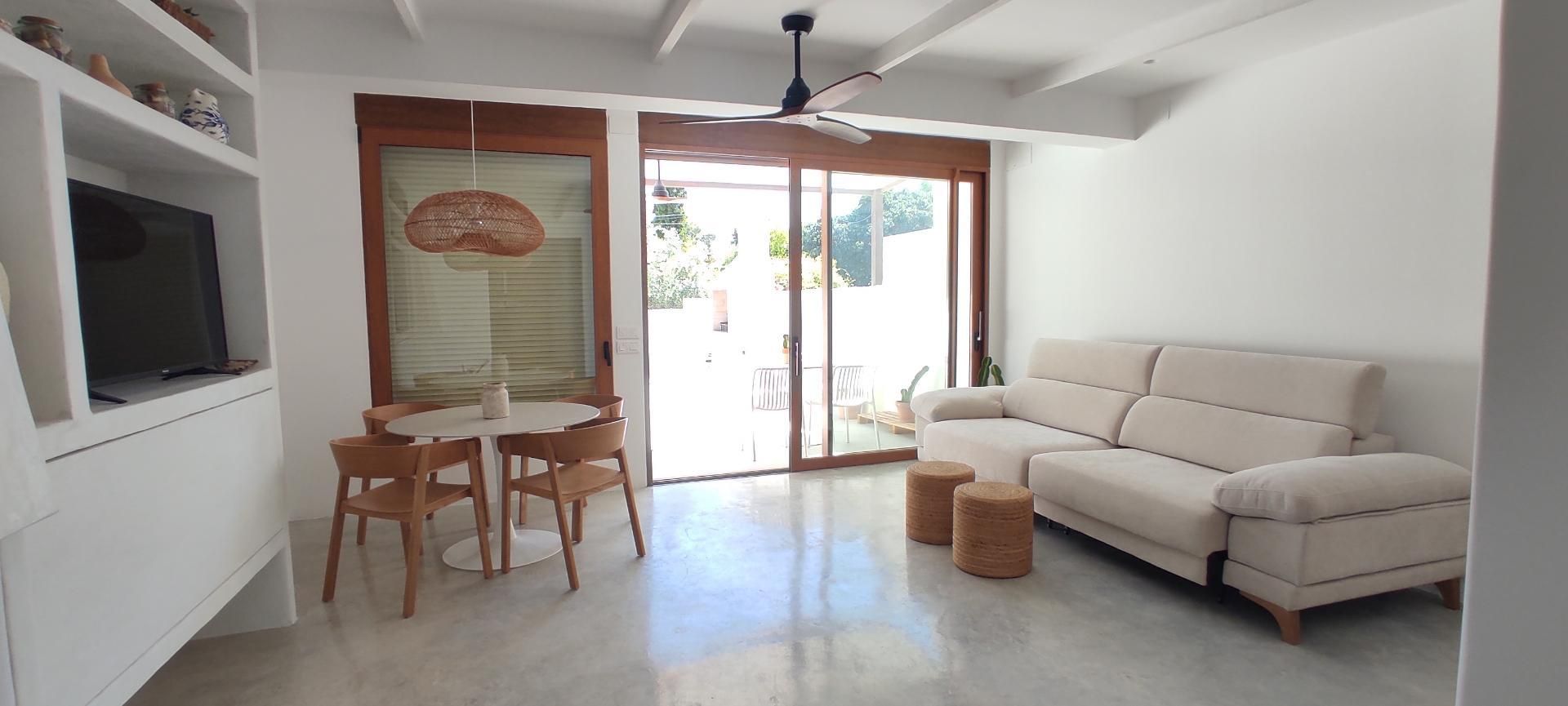 Sala d'estar de Casa adosada de lloguer en El Campello amb Aire condicionat, Calefacció i Jardí privat