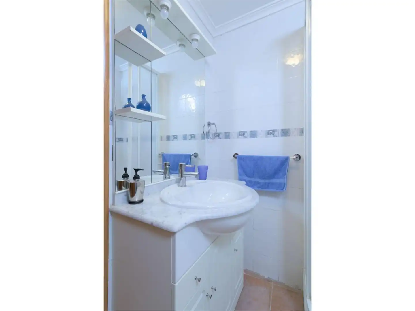 Bathroom of Apartments for share in Jijona / Xixona  with Air Conditioner and Furnished