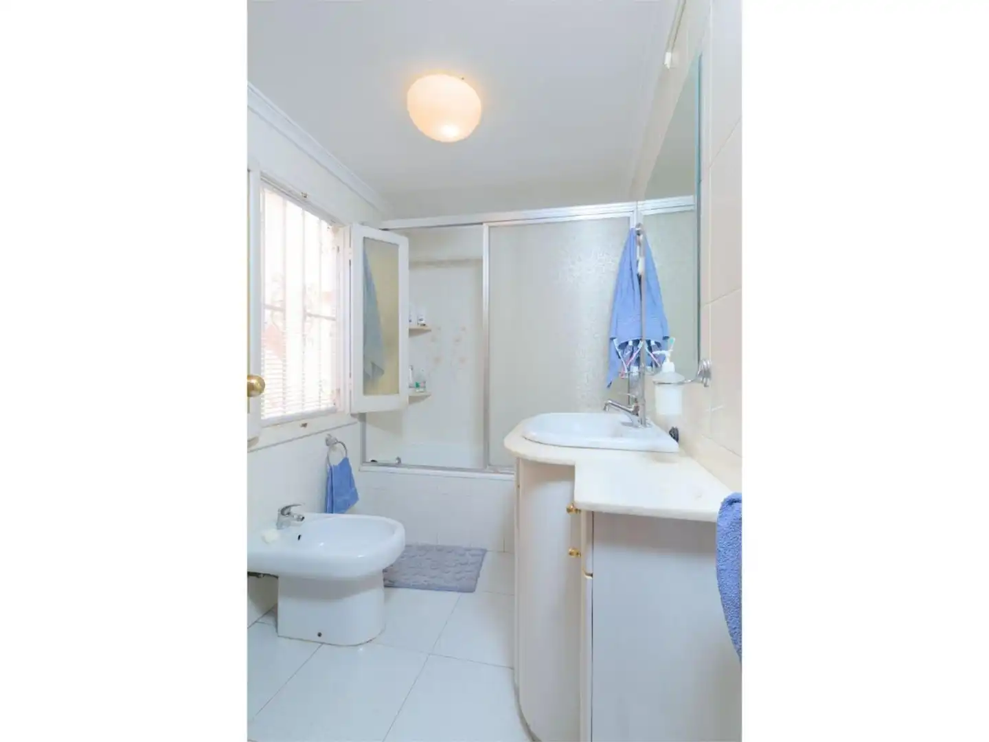 Bathroom of Apartments for share in Jijona / Xixona  with Air Conditioner and Furnished