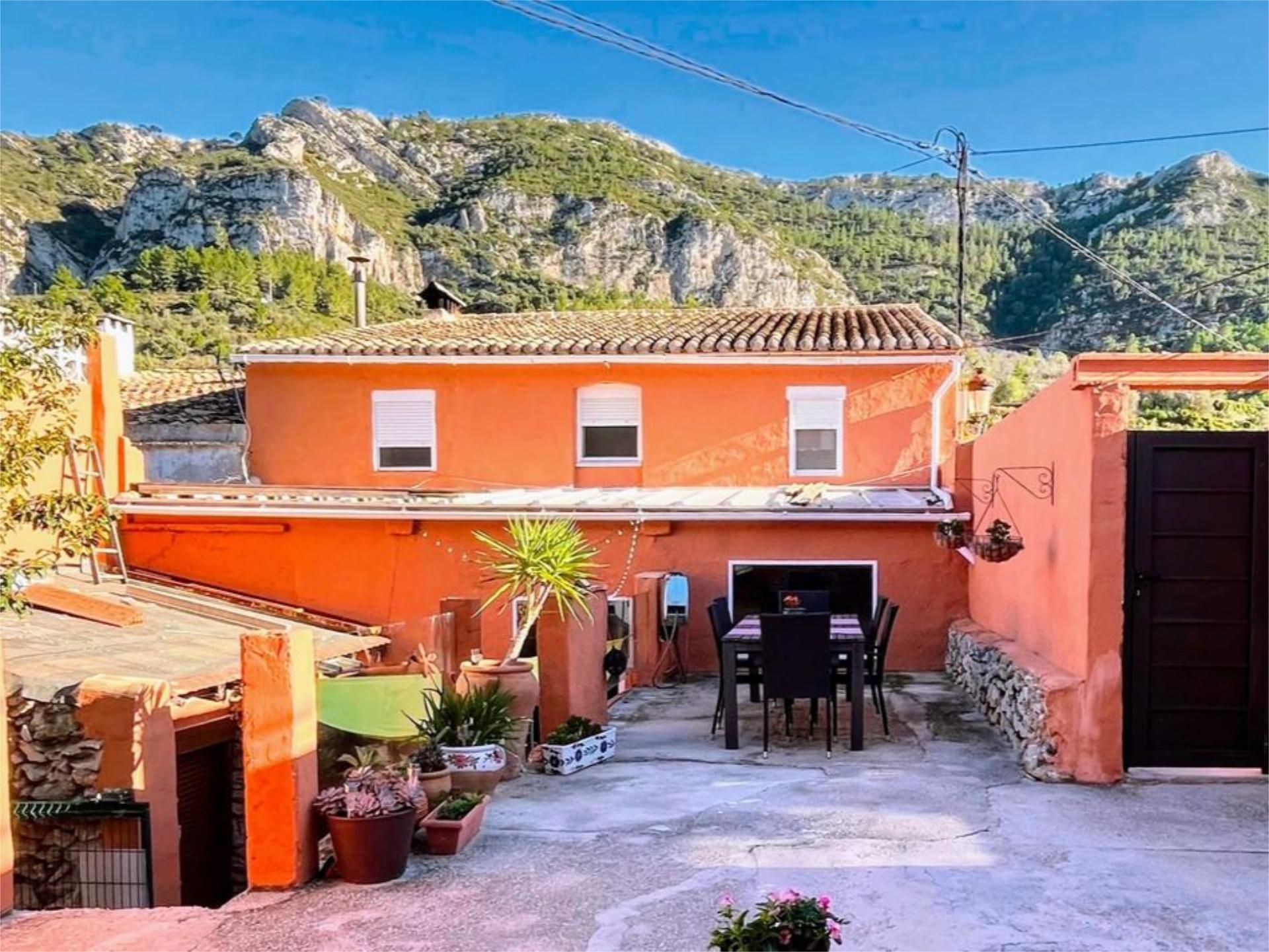 Vista exterior de Casa adosada en venda en Alcalalí amb Terrassa