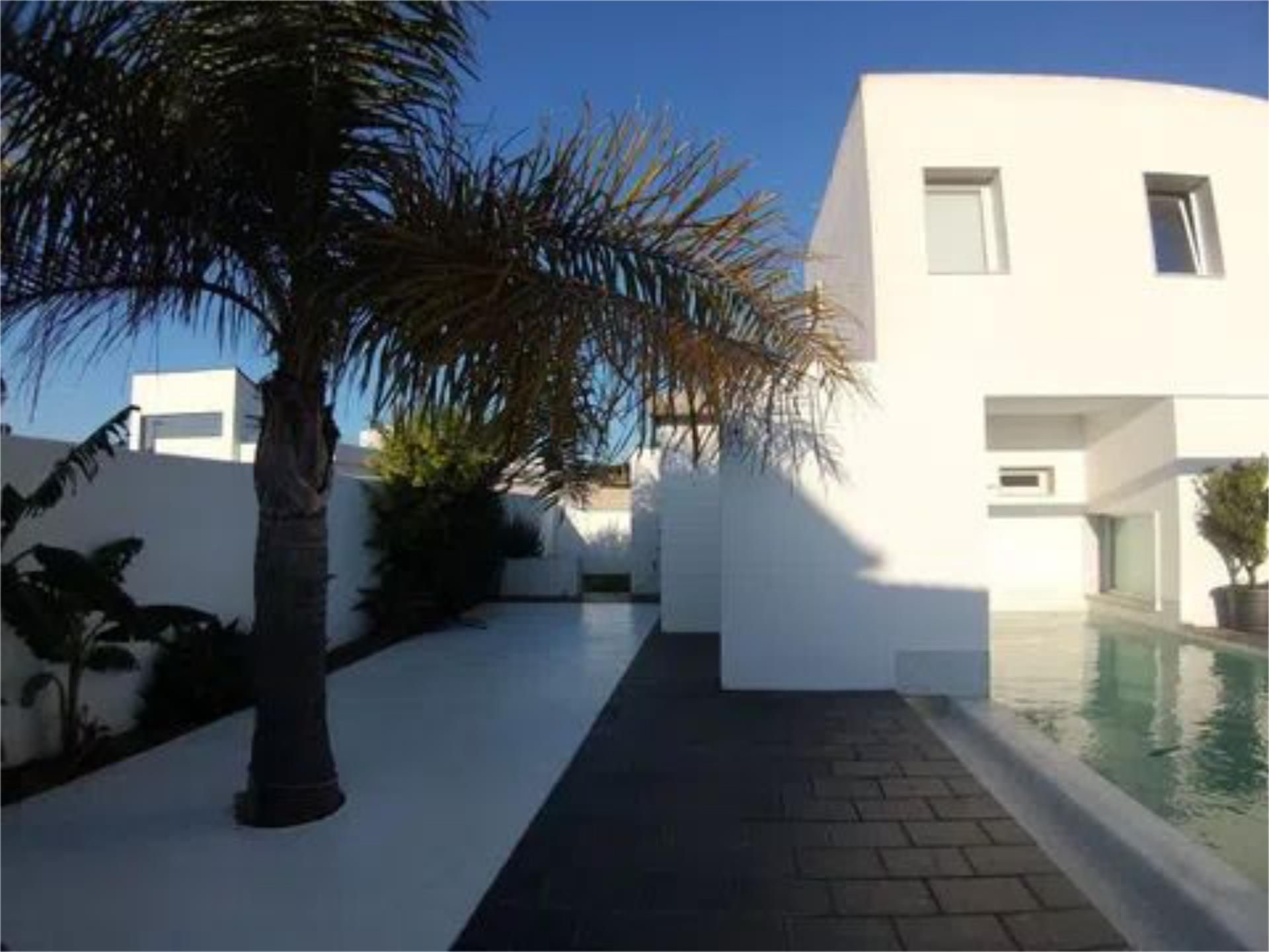 Vista exterior de Casa o chalet de alquiler en Chiclana de la Frontera con Calefacción, Jardín privado y Piscina