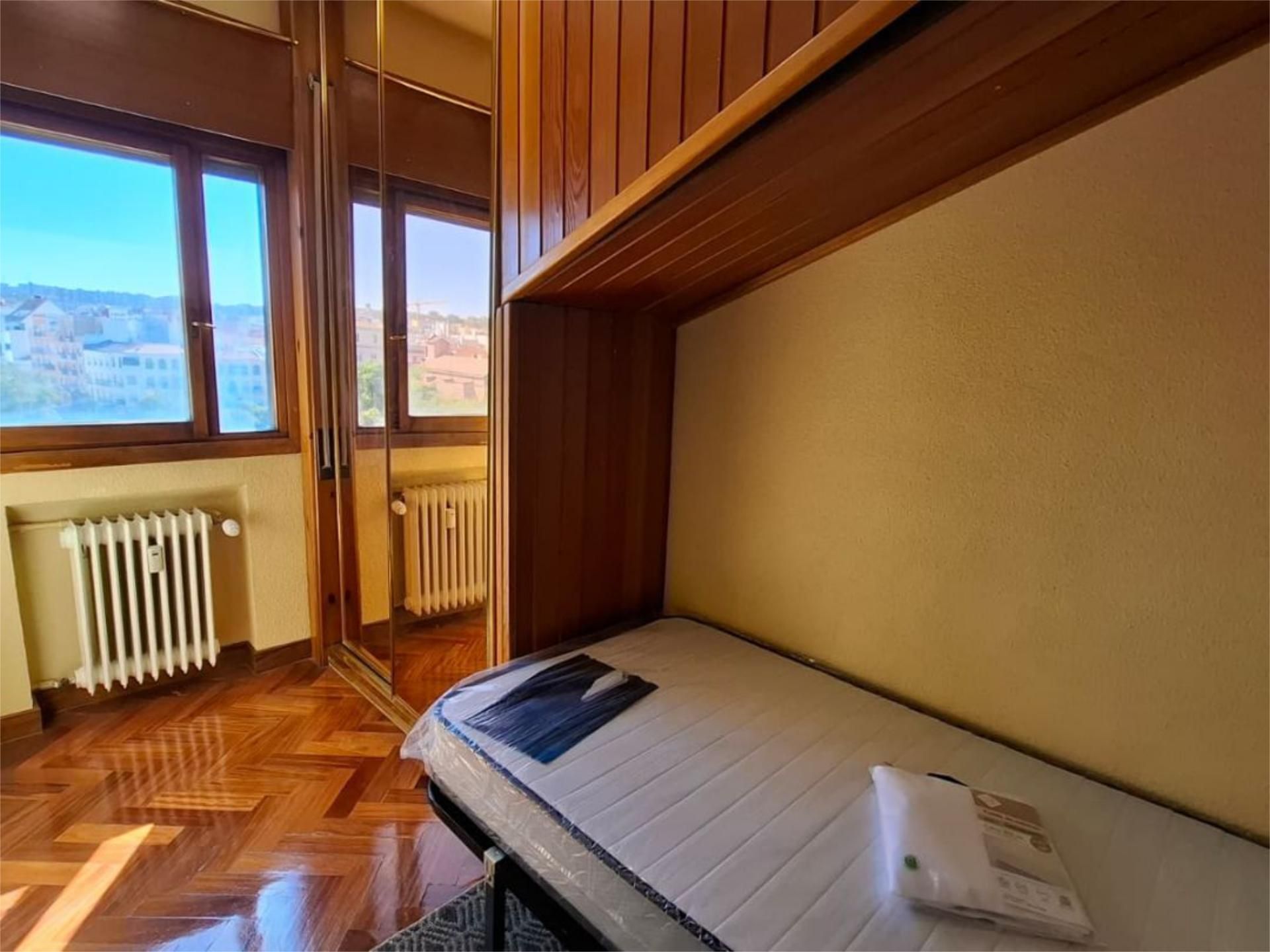 Bedroom of Flat to share in  Madrid Capital  with Heating, Parquet flooring and Furnished