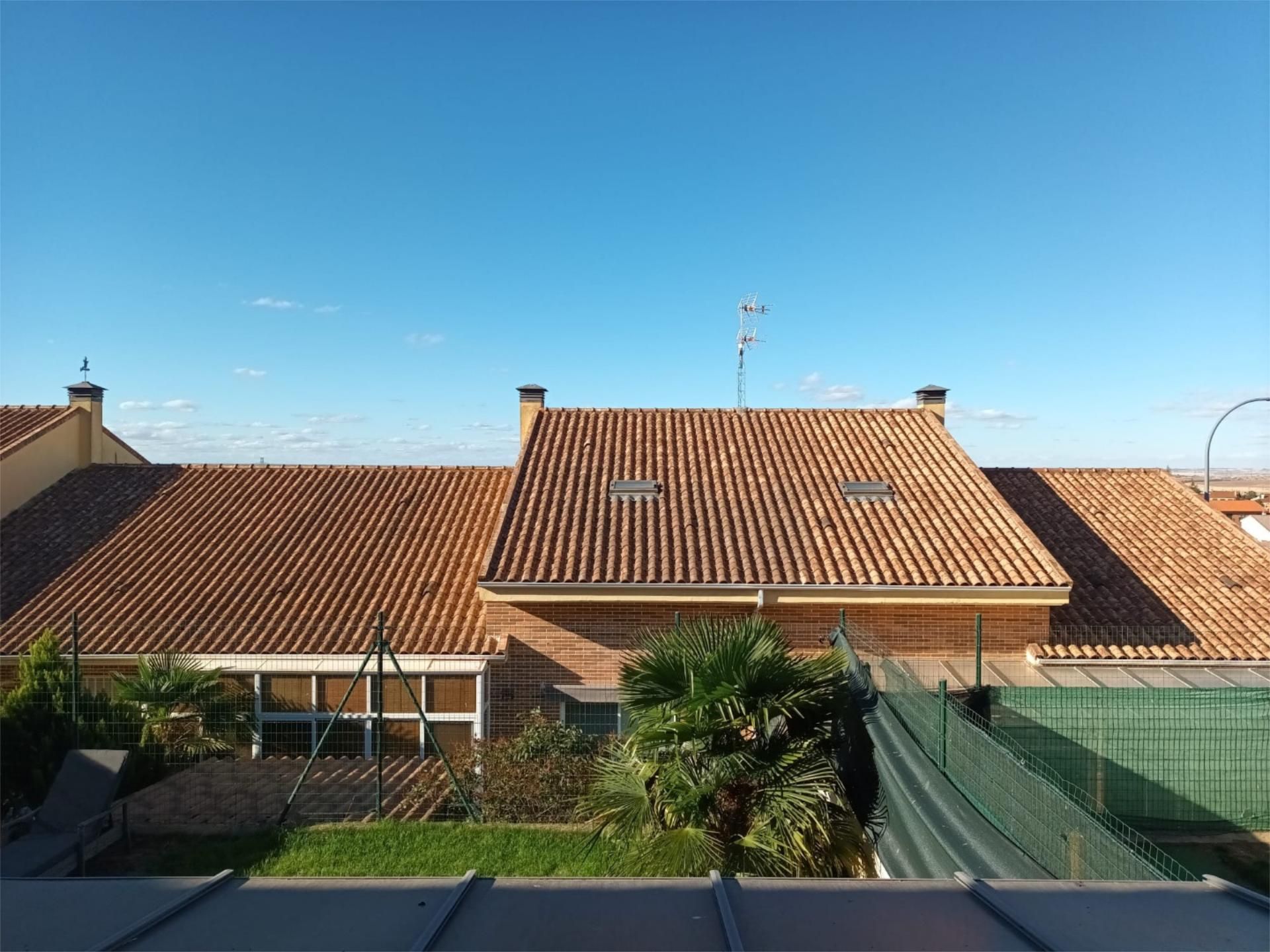 Vista exterior de Casa adosada en venda en Carrascal de Barregas amb Aire condicionat, Terrassa i Balcó
