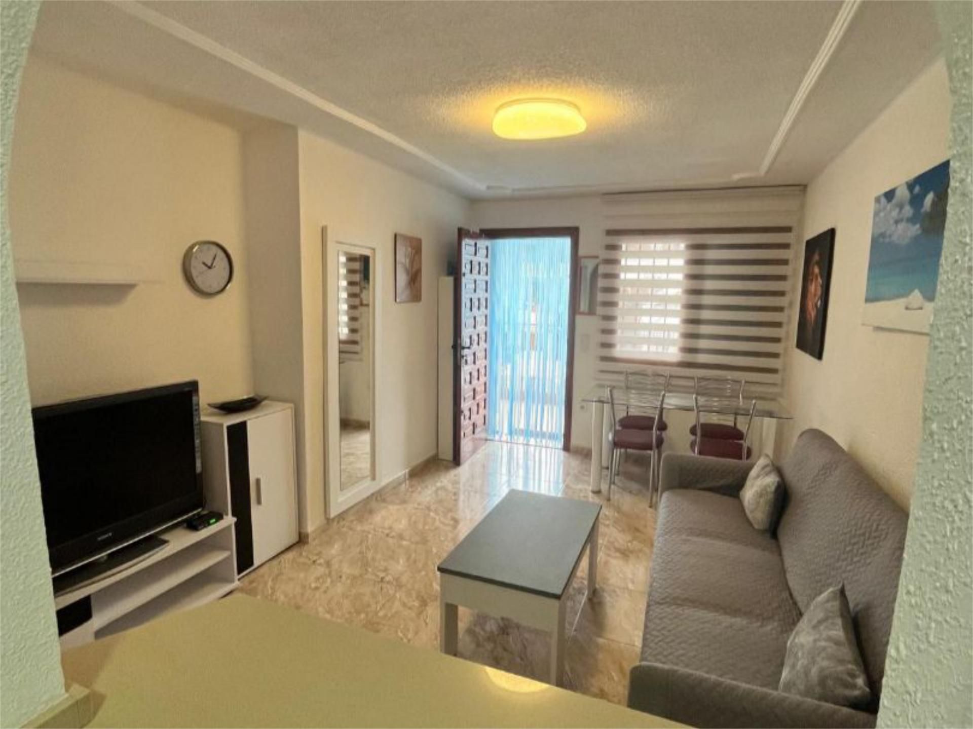 Sala d'estar de Pis de lloguer en Torrevieja amb Aire condicionat, Piscina i Moblat