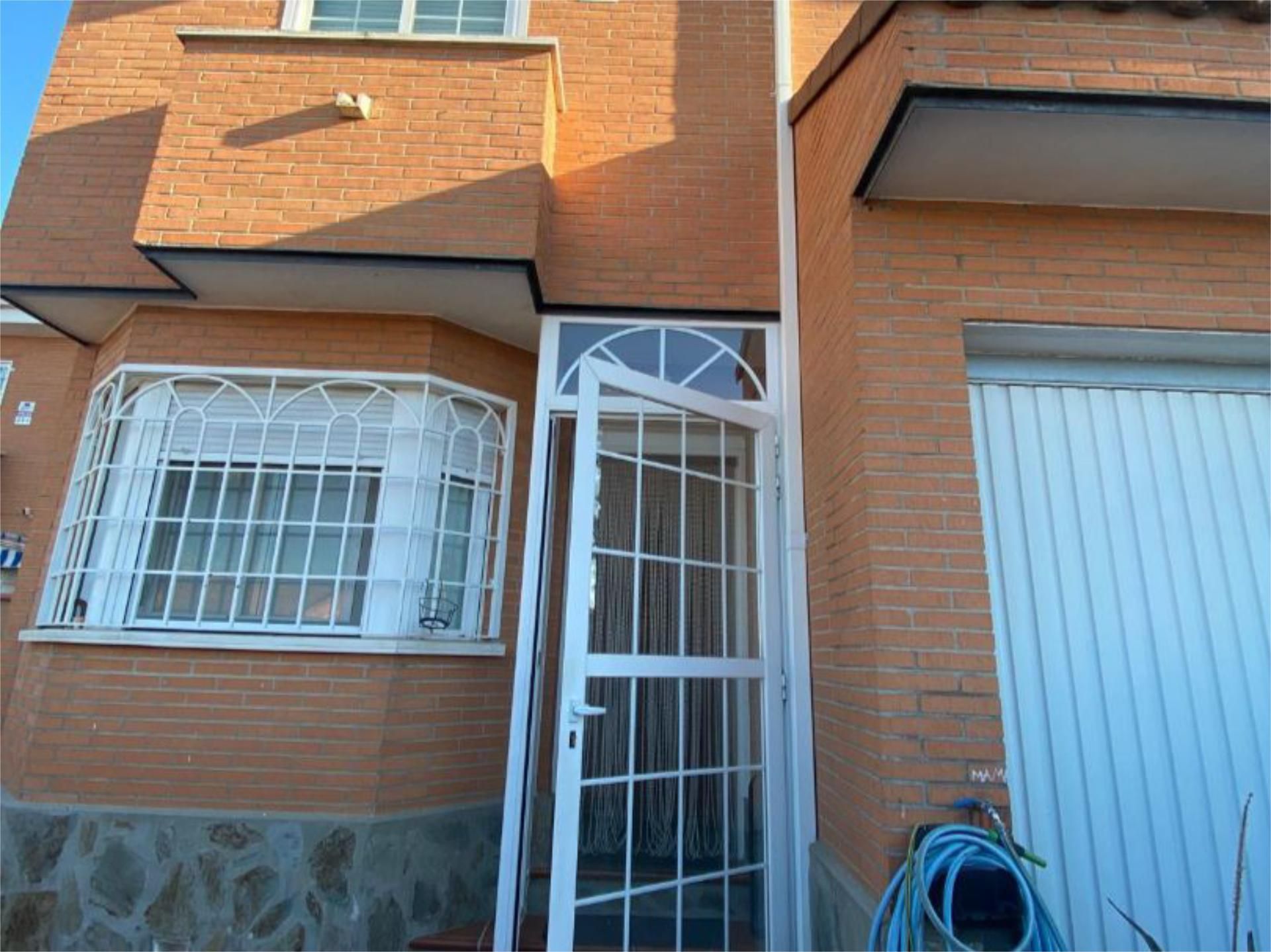 Vista exterior de Casa o xalet en venda en Móstoles amb Aire condicionat, Terrassa i Piscina