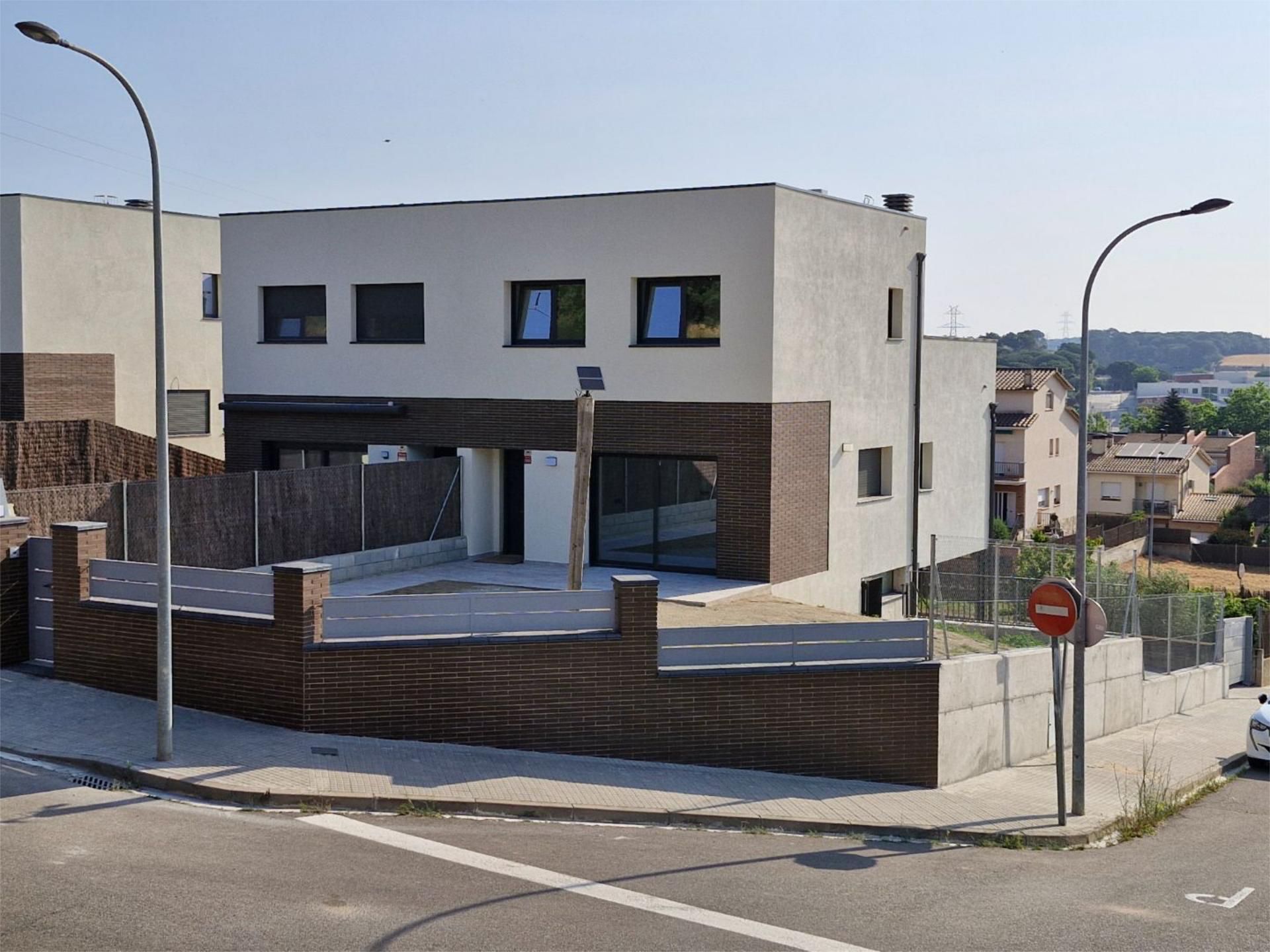 Vista exterior de Casa adosada en venda en Llinars del Vallès amb Aire condicionat, Calefacció i Jardí privat