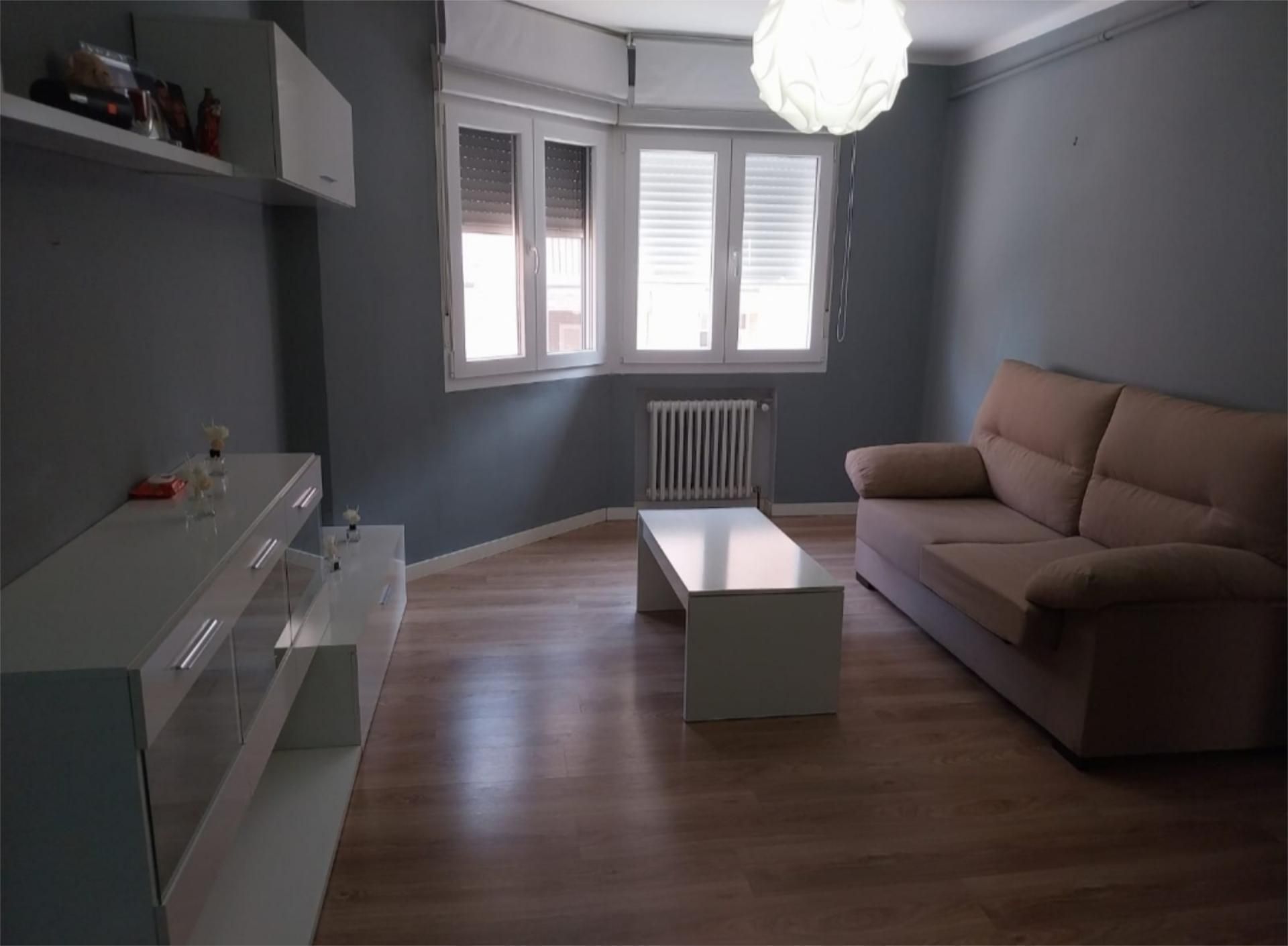 Sala d'estar de Pis per a compartir en Ponferrada amb Calefacció, Parquet i Traster