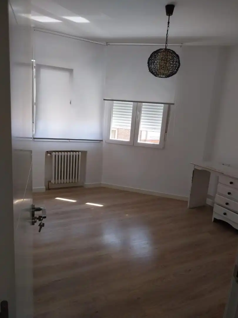 Schlafzimmer von Wohnung zur untervermieten in Ponferrada mit Heizung, Parkett und Abstellraum