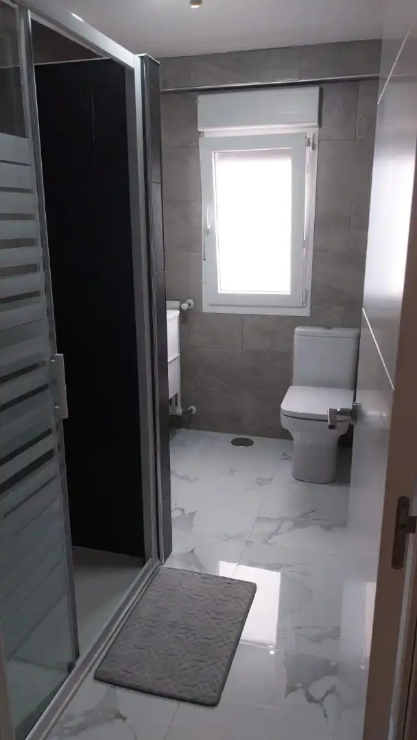 Badezimmer von Wohnung zur untervermieten in Ponferrada mit Heizung, Parkett und Abstellraum