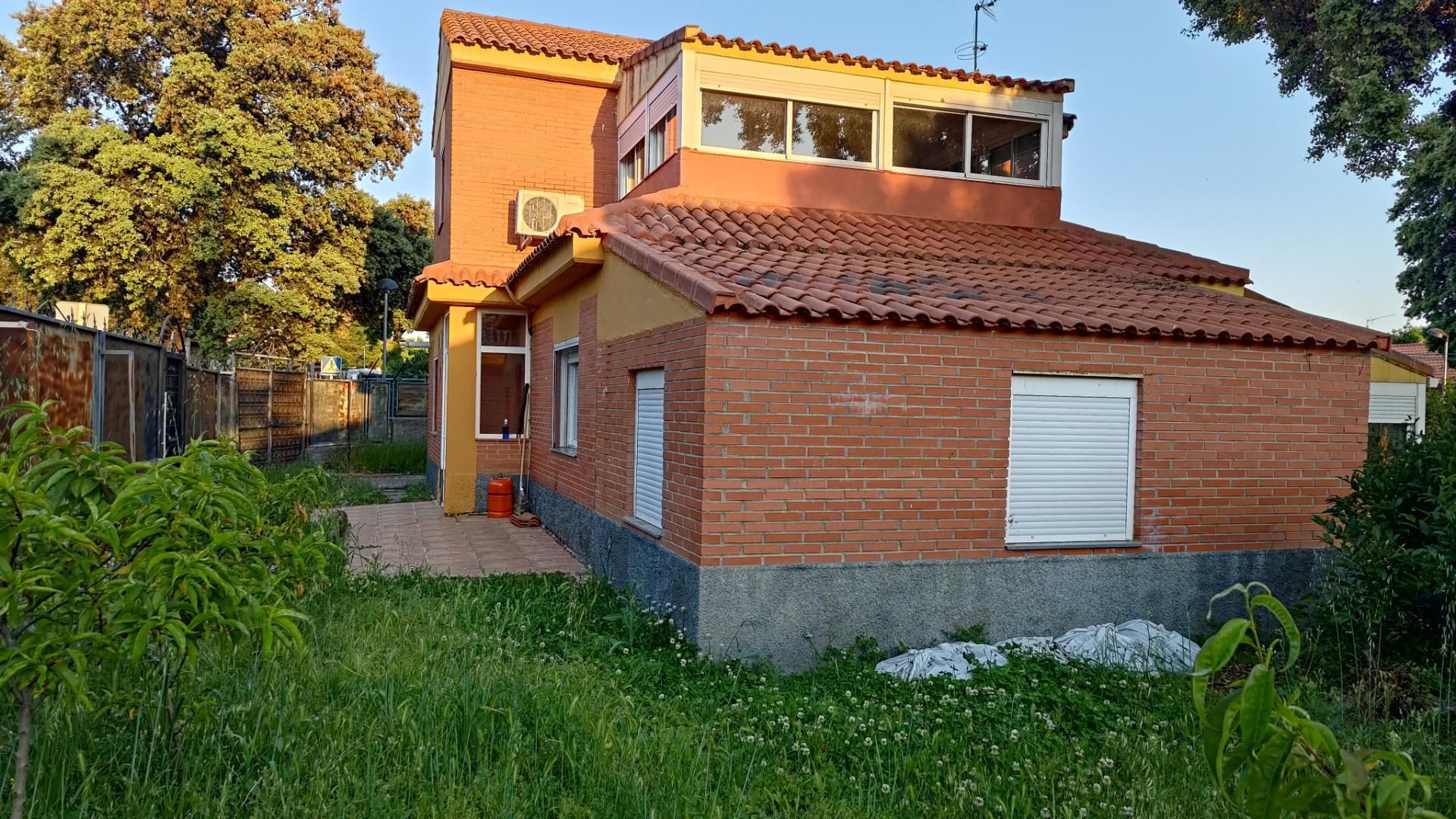 Vista exterior de Casa o xalet en venda en Pozo de Guadalajara amb Aire condicionat, Calefacció i Jardí privat