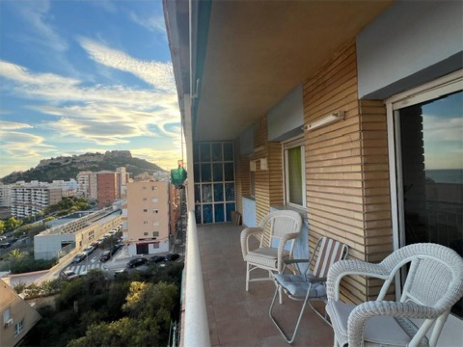 Vista exterior de Piso de alquiler en Alicante / Alacant con Terraza, Amueblado y Parking comunitario