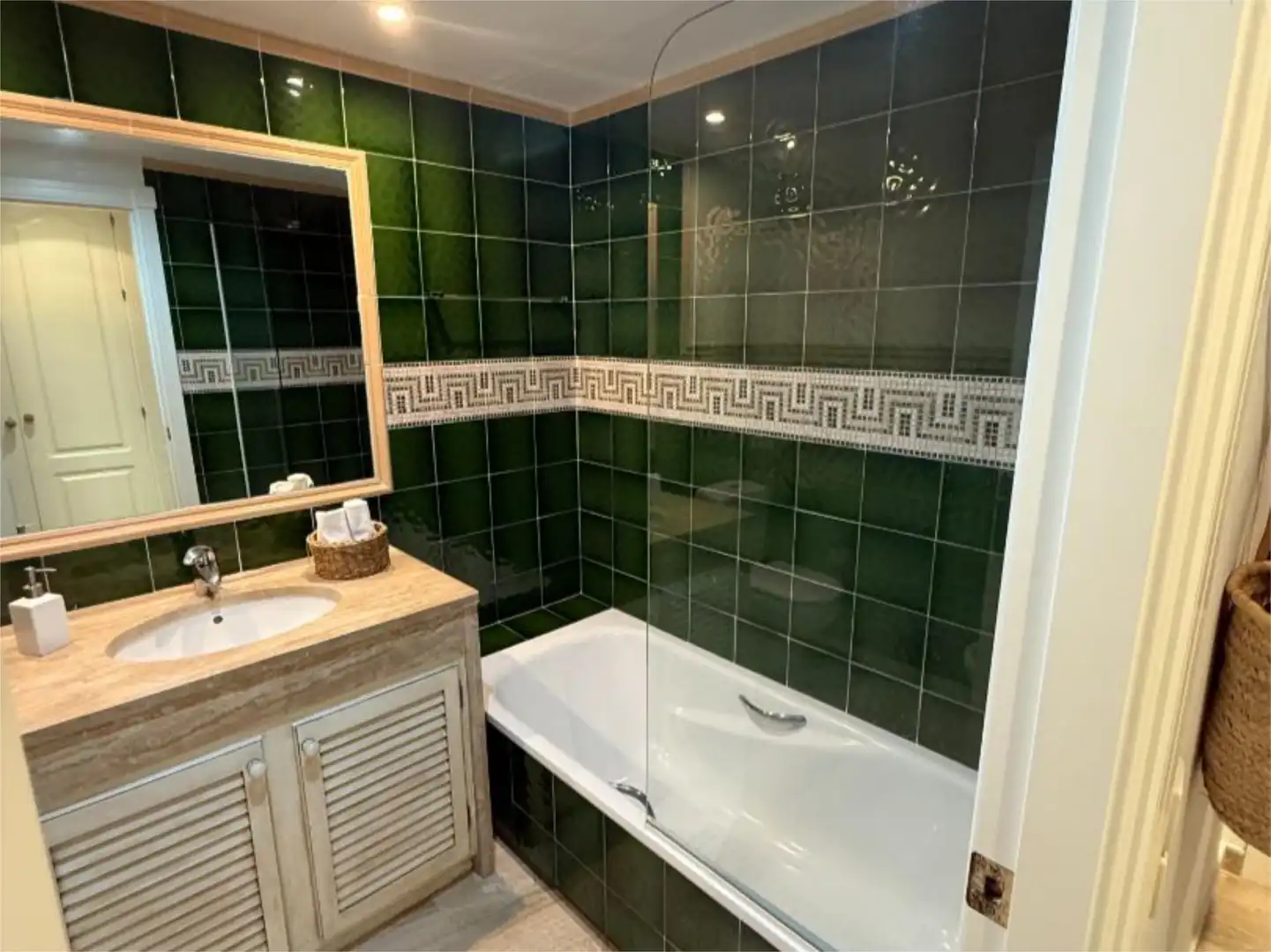 Baño de Piso de alquiler en Estepona con Aire acondicionado, Calefacción y Terraza