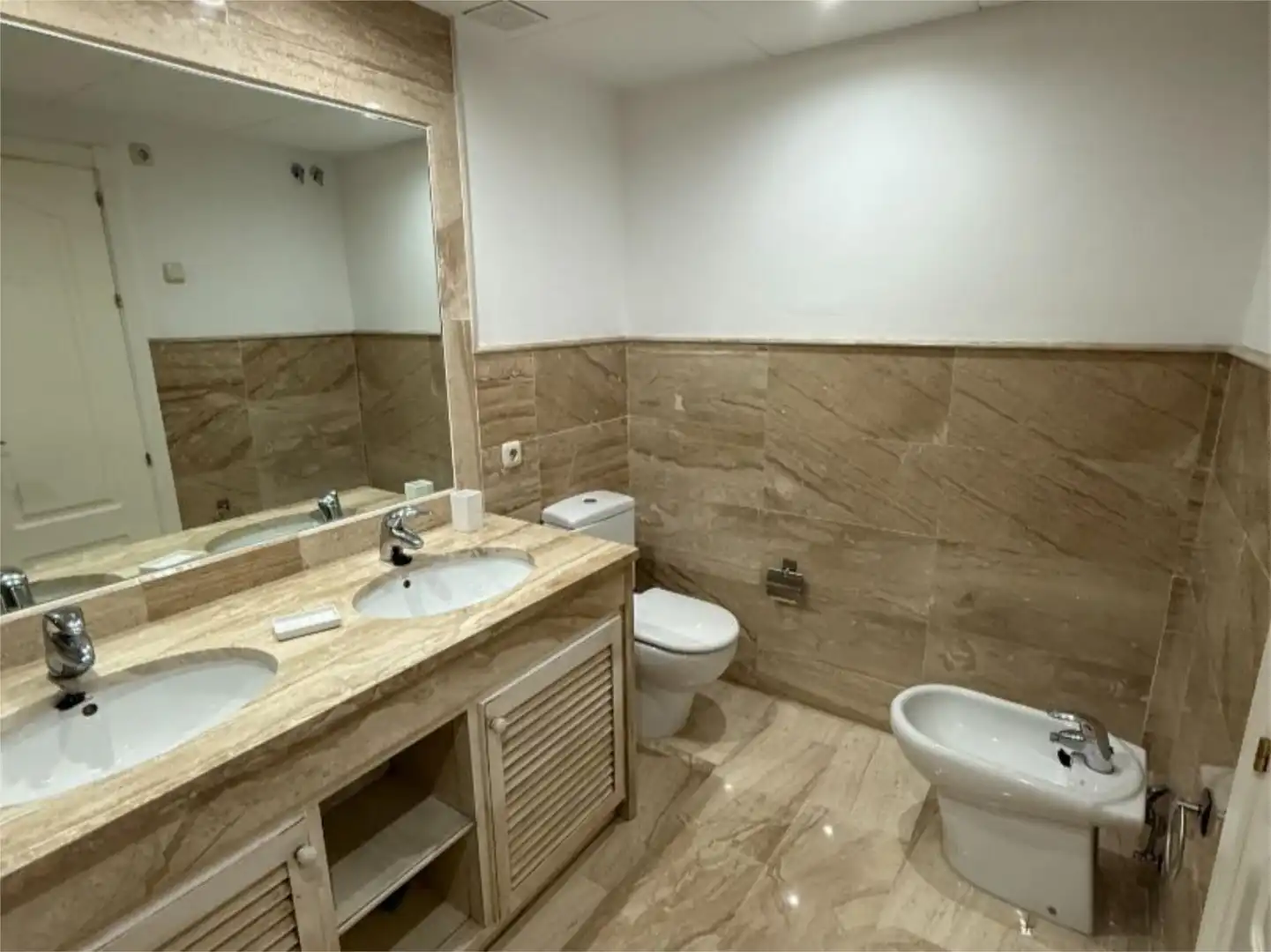 Baño de Piso de alquiler en Estepona con Aire acondicionado, Calefacción y Terraza