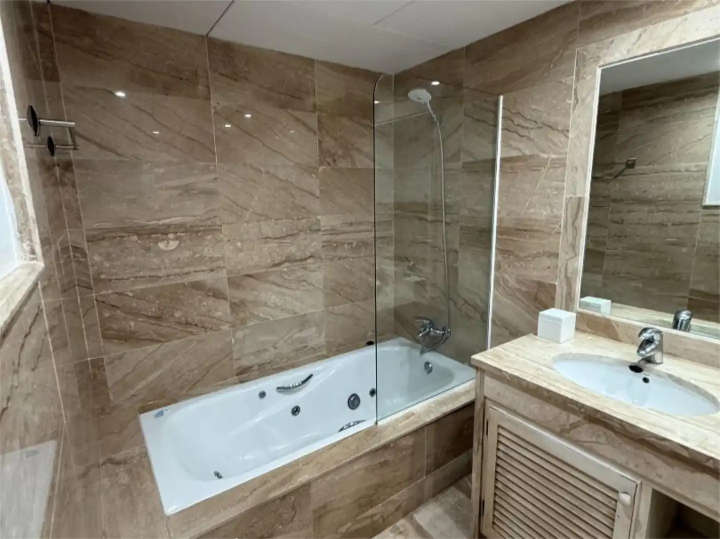 Baño de Piso de alquiler en Estepona con Aire acondicionado, Calefacción y Terraza