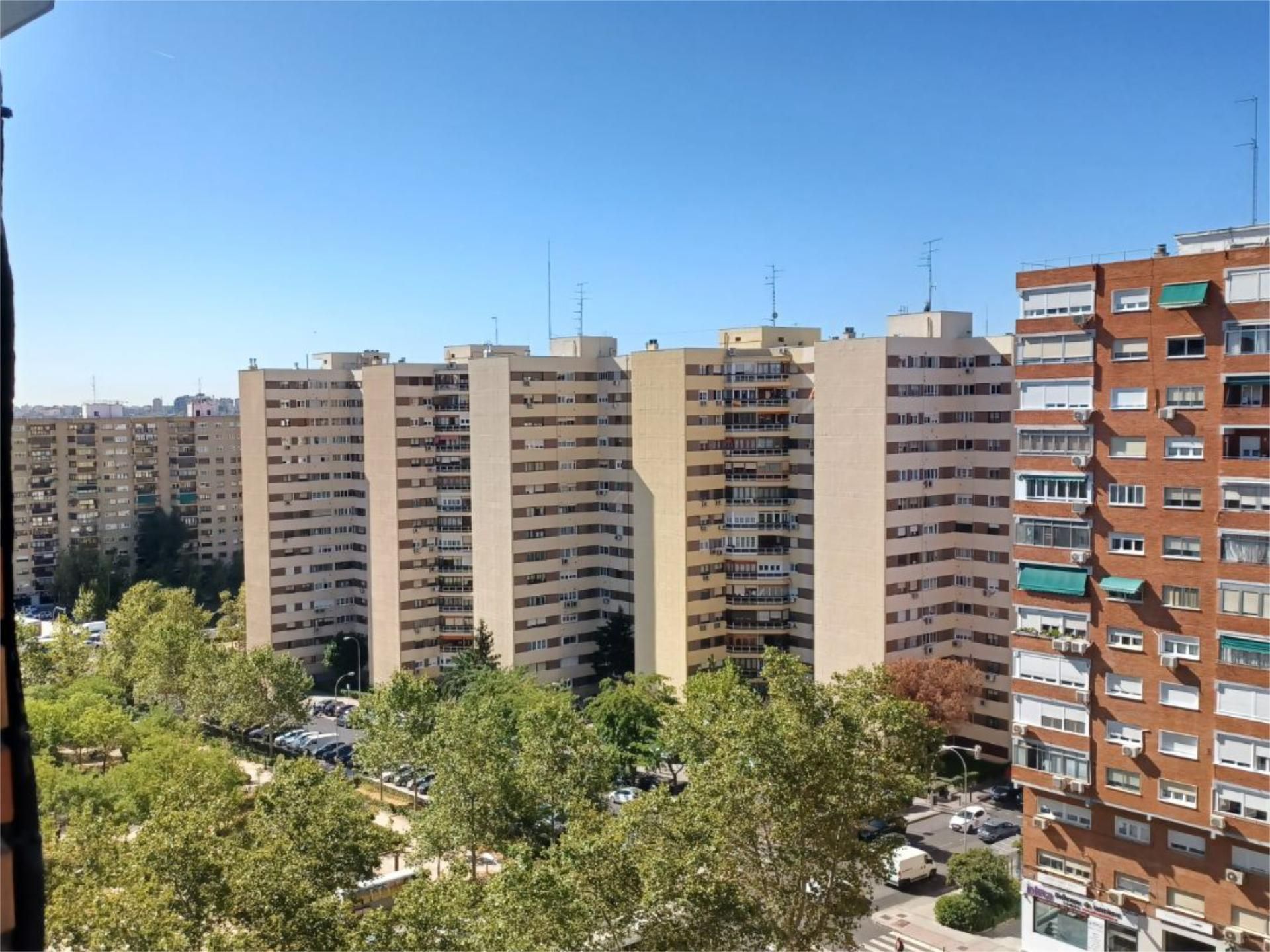 Exterior view of Flat for sale in  Madrid Capital  with Air Conditioner, Terrace and Community parking