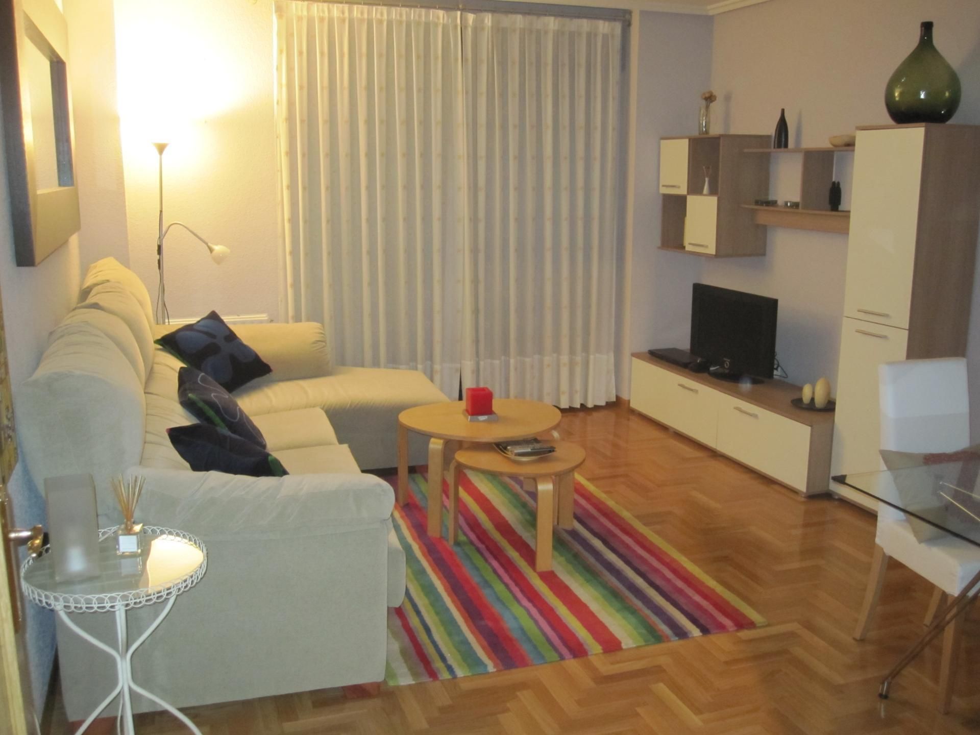 Living room of Apartment to rent in Avilés  with Heating, Parquet flooring and Furnished