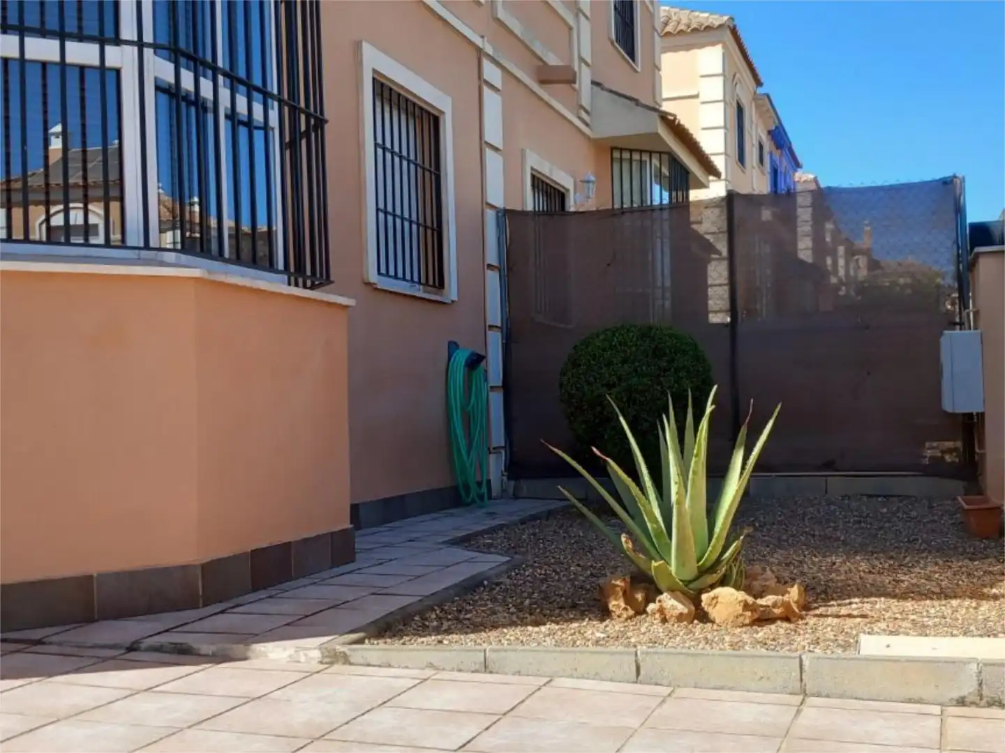 Casa o chalet en venta en Calle Nazaríes, 13, Espartinas Pueblo Vista exterior de Casa o chalet en venta en Espartinas con Aire acondicionado y Terraza