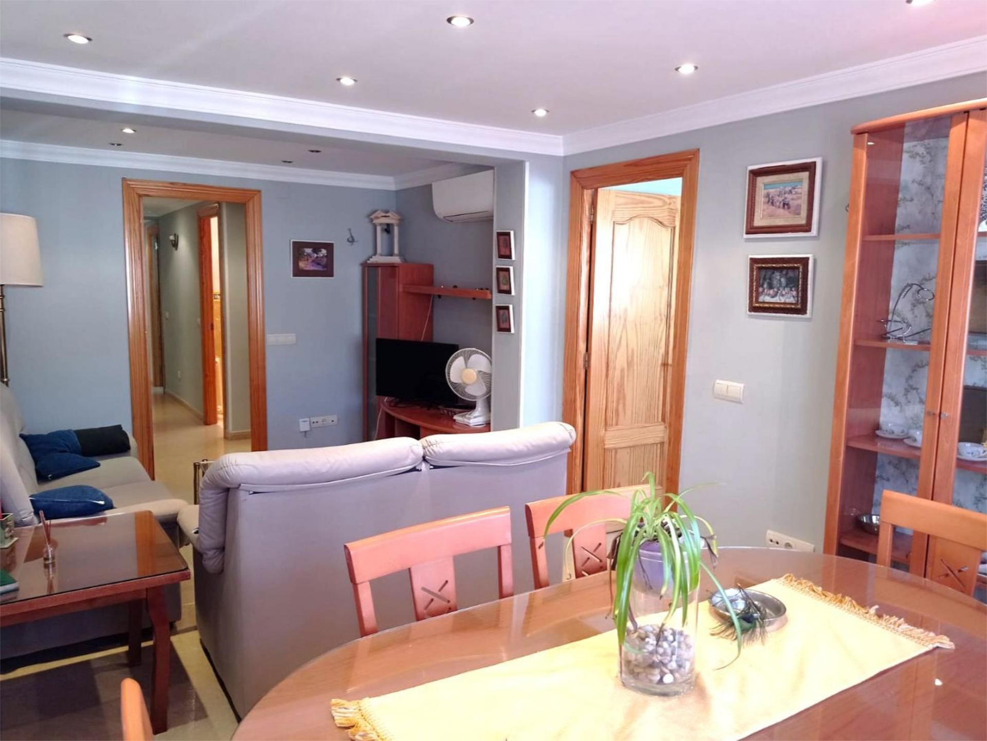 Dining room of Flat to rent in Cuenca Capital  with Air Conditioner, Heating and Parquet flooring