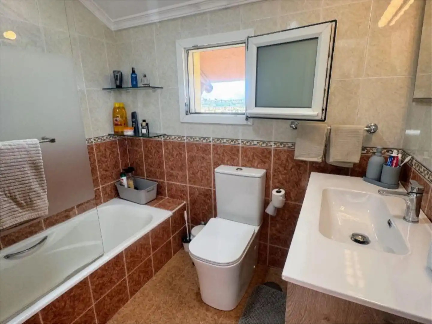 Wohnung zum Verkauf in Calle Andrés Segovia, 6, Capellanía - Retamar Badezimmer von Wohnung zum Verkauf in Alhaurín de la Torre mit Klimaanlage, Heizung und Privatgarten