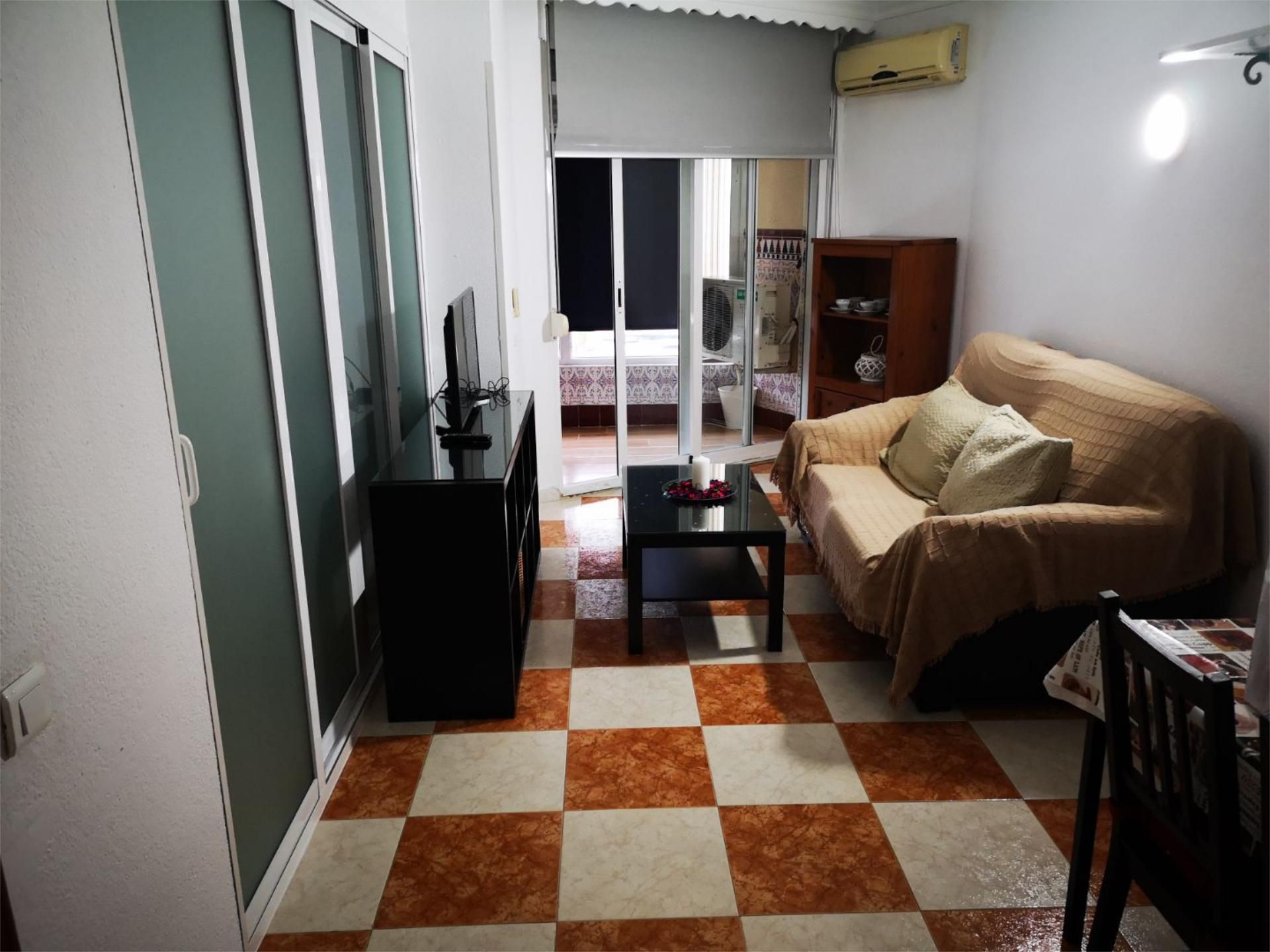 Sala d'estar de Apartament de lloguer en Torremolinos amb Aire condicionat, Terrassa i Piscina
