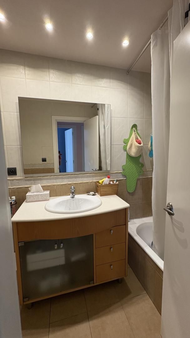 Badezimmer von Wohnung zum Verkauf in Palamós mit Balkon