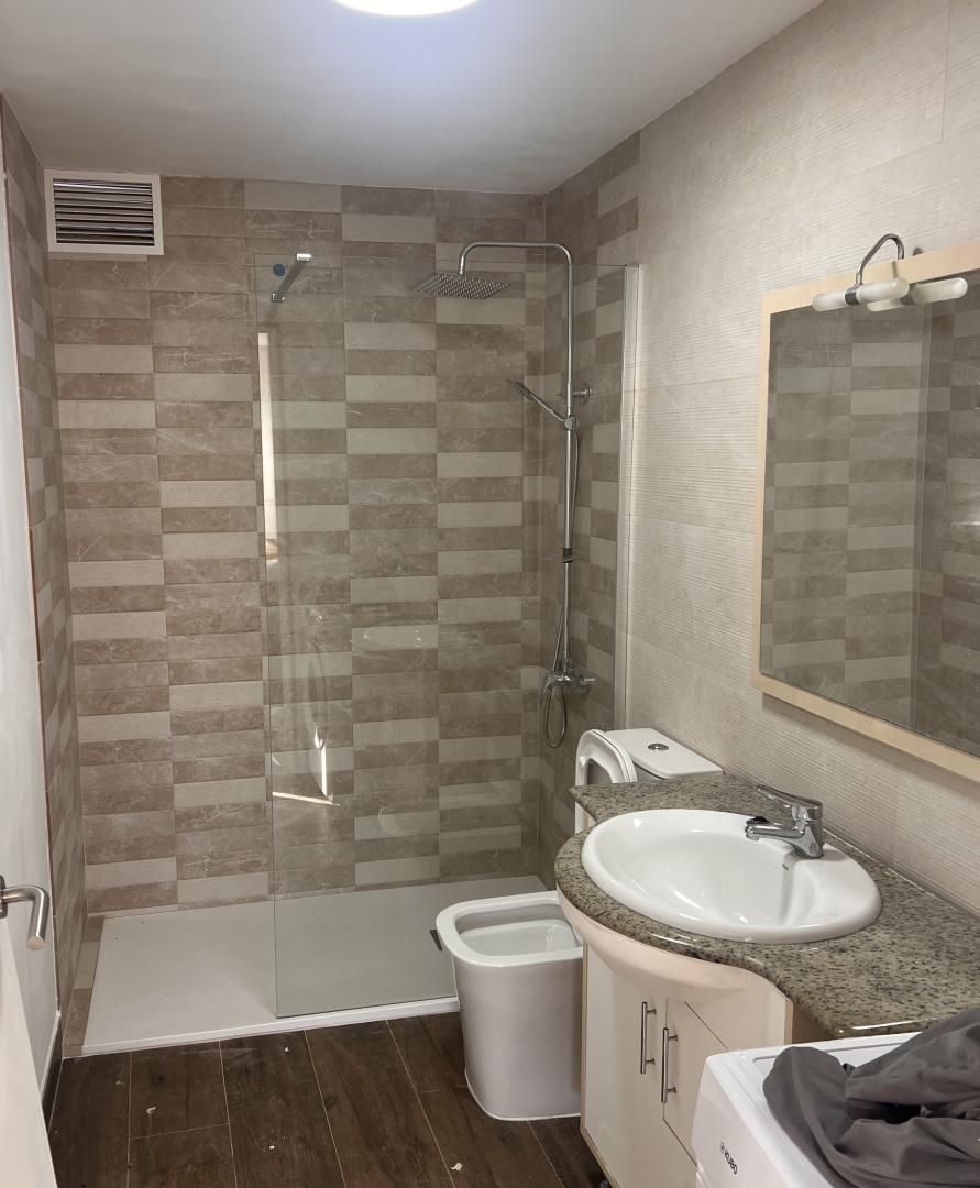 Bathroom of Flat to rent in Cangas   with Terrace, Furnished and Balcony
