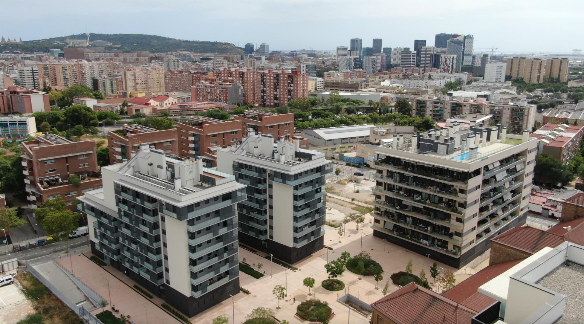 Exterior view of Flat for sale in L'Hospitalet de Llobregat  with Air Conditioner, Terrace and Swimming Pool