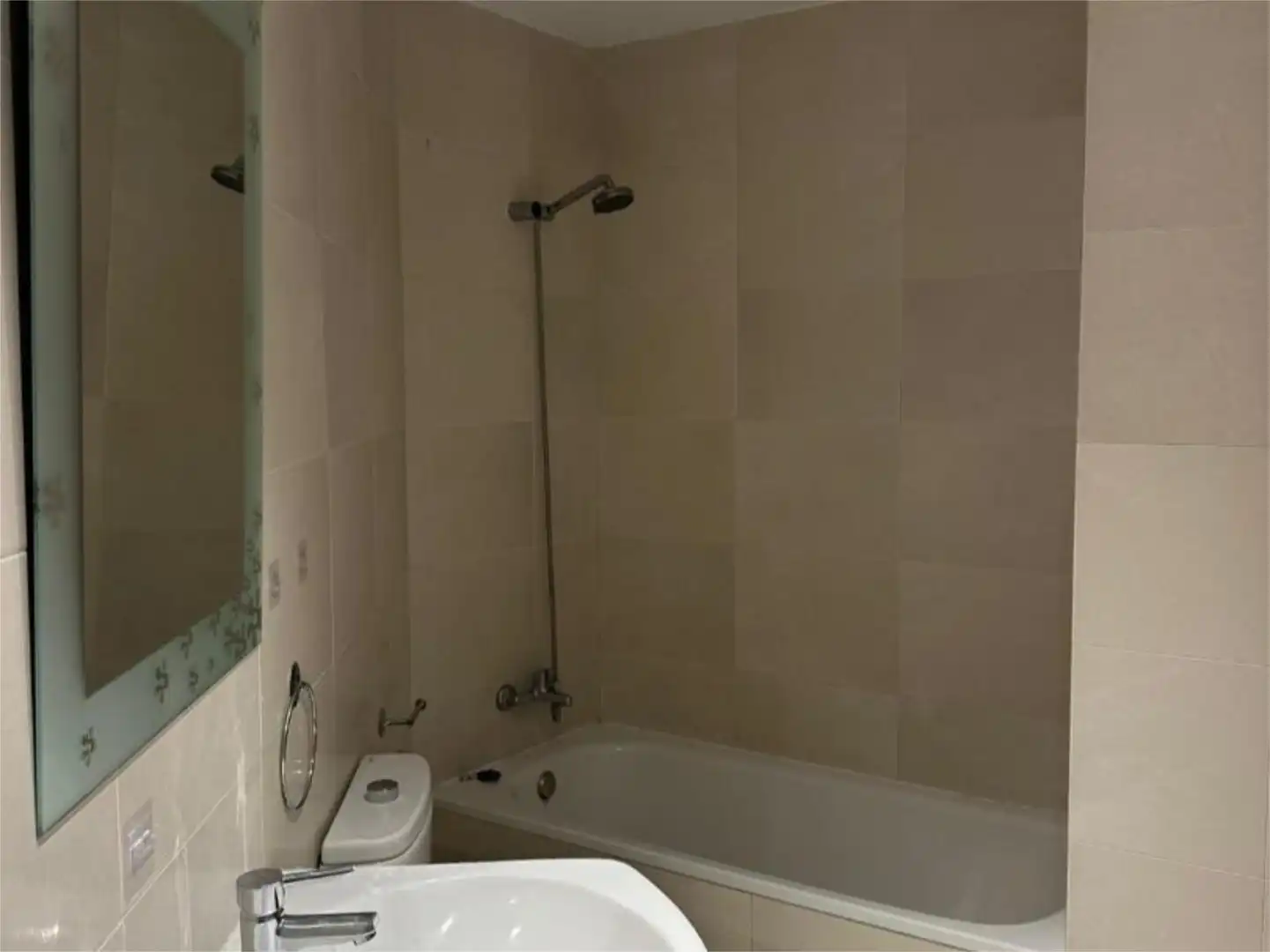 Flat for rent in Calle de la Presa, 59, Montserrat - Parque Empresarial Bathroom of Flat for rent in San Fernando de Henares with Air Conditioner, Heating and Parquet flooring