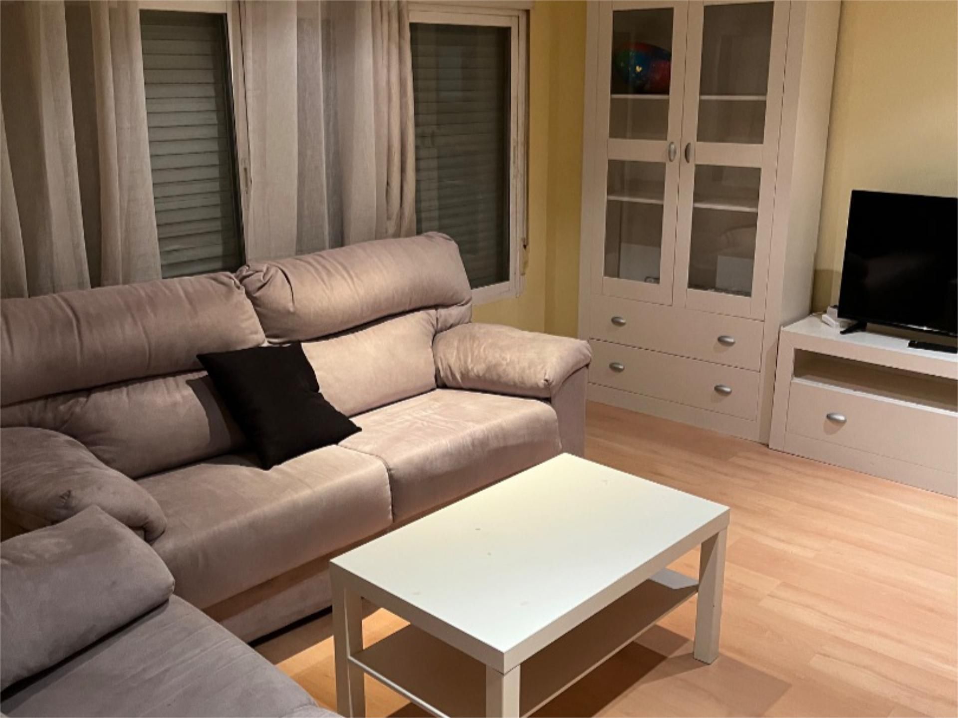 Sala d'estar de Pis de lloguer en Cáceres Capital amb Parquet i Moblat