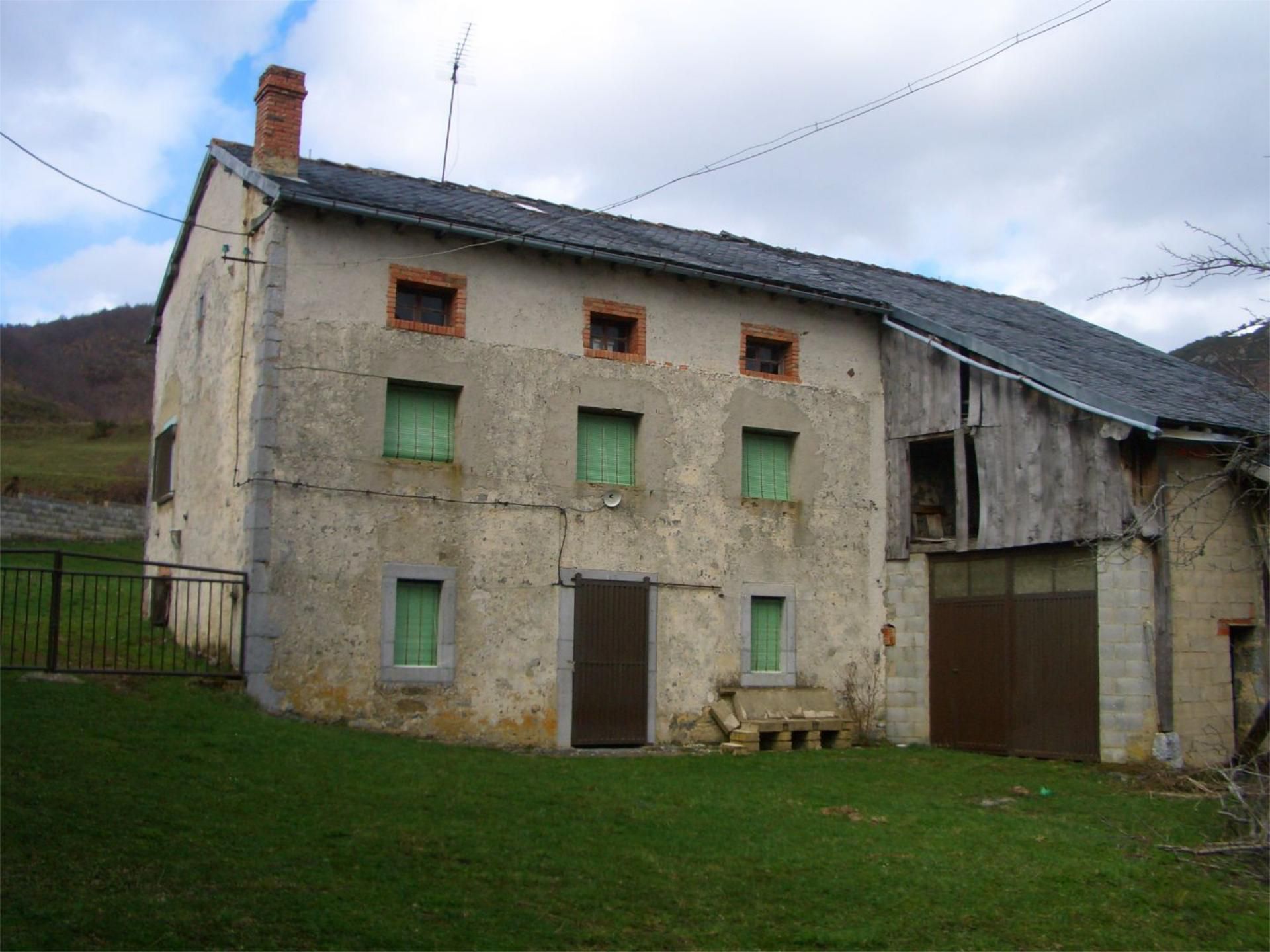 Außenansicht von Country house zum verkauf in Burón mit Privatgarten