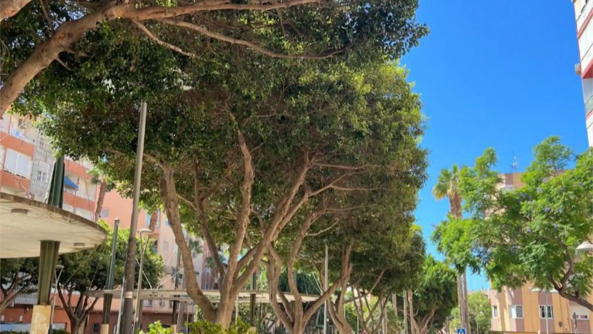 Außenansicht von Wohnung zum Verkauf in  Almería Capital mit Klimaanlage, Heizung und Parkett