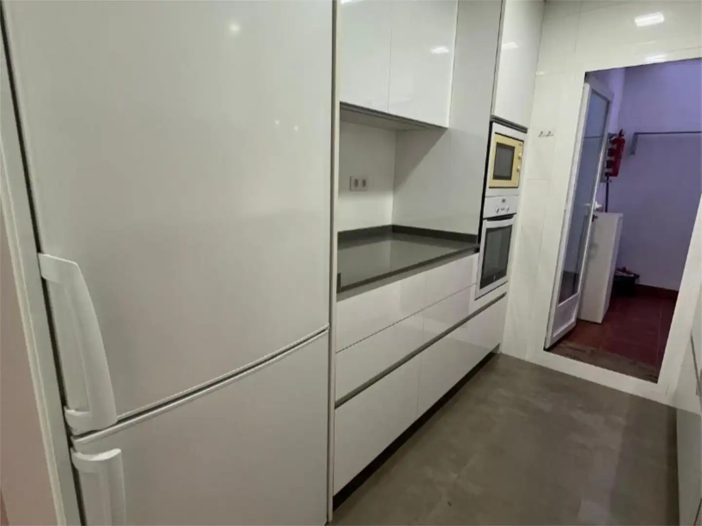 Wohnung zum Verkauf in Strasse Calle Granada, 154, Barrio Alto - San Félix Küche von Wohnung zum Verkauf in Almería Capital mit Klimaanlage