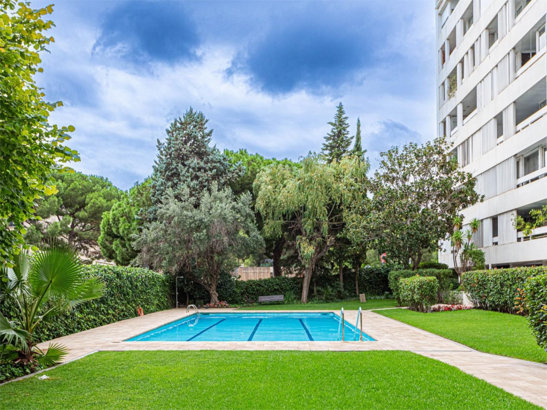 Swimming pool of Flat for sale in  Barcelona Capital  with Air Conditioner, Terrace and Swimming Pool