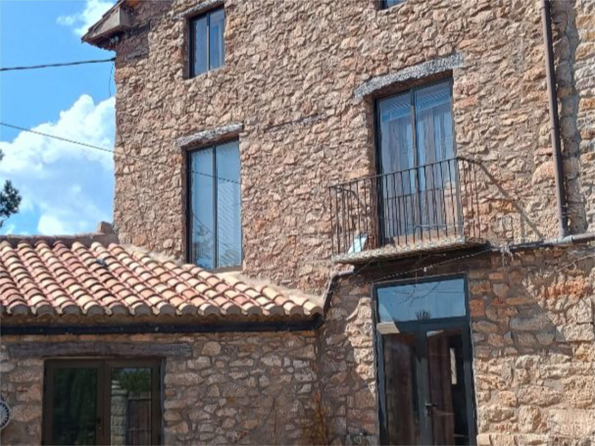 Vista exterior de Casa o xalet en venda en Albentosa amb Calefacció, Jardí privat i Moblat