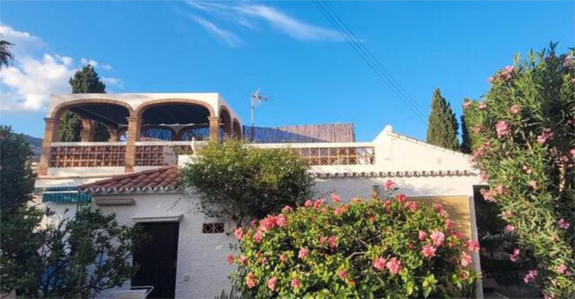 Vista exterior de Casa o xalet en venda en Almuñécar amb Terrassa