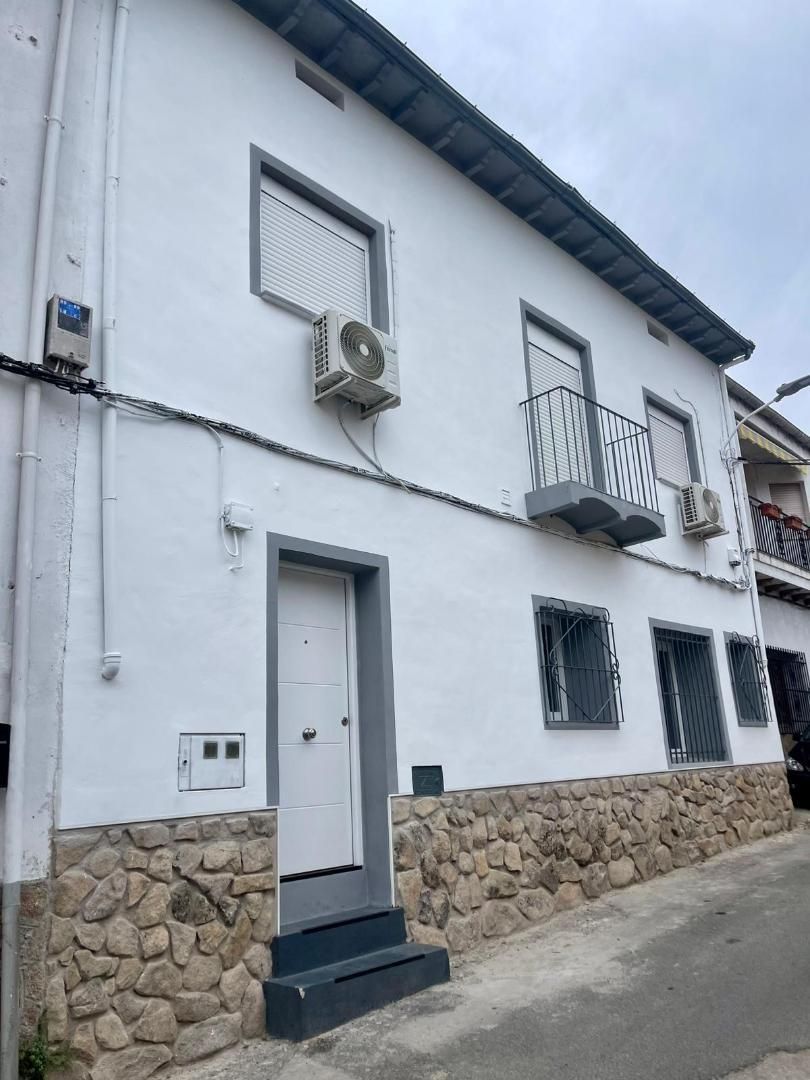 Exterior view of Single-family semi-detached for sale in Arenas de San Pedro  with Air Conditioner, Heating and Terrace