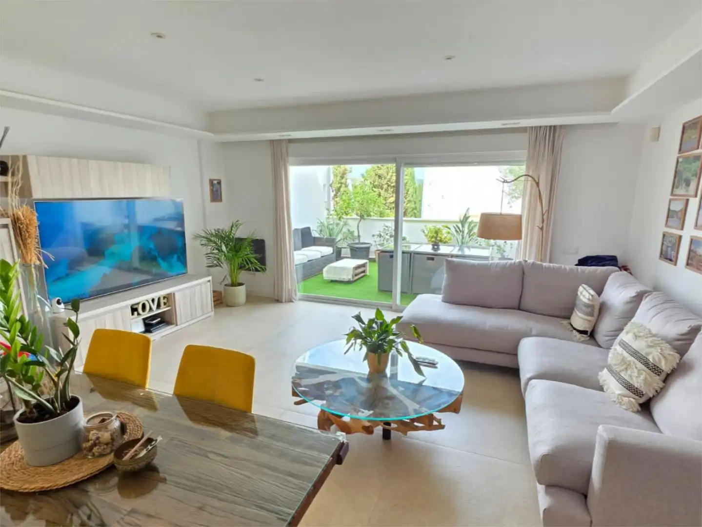 Living room of Detached homes for sale in Santa Eulària des Riu  with Air Conditioner, Terrace and Swimming Pool