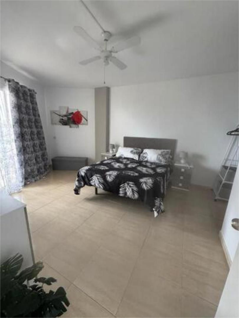 Dormitori de Apartament de lloguer en Torremolinos amb Jardí privat, Terrassa i Piscina