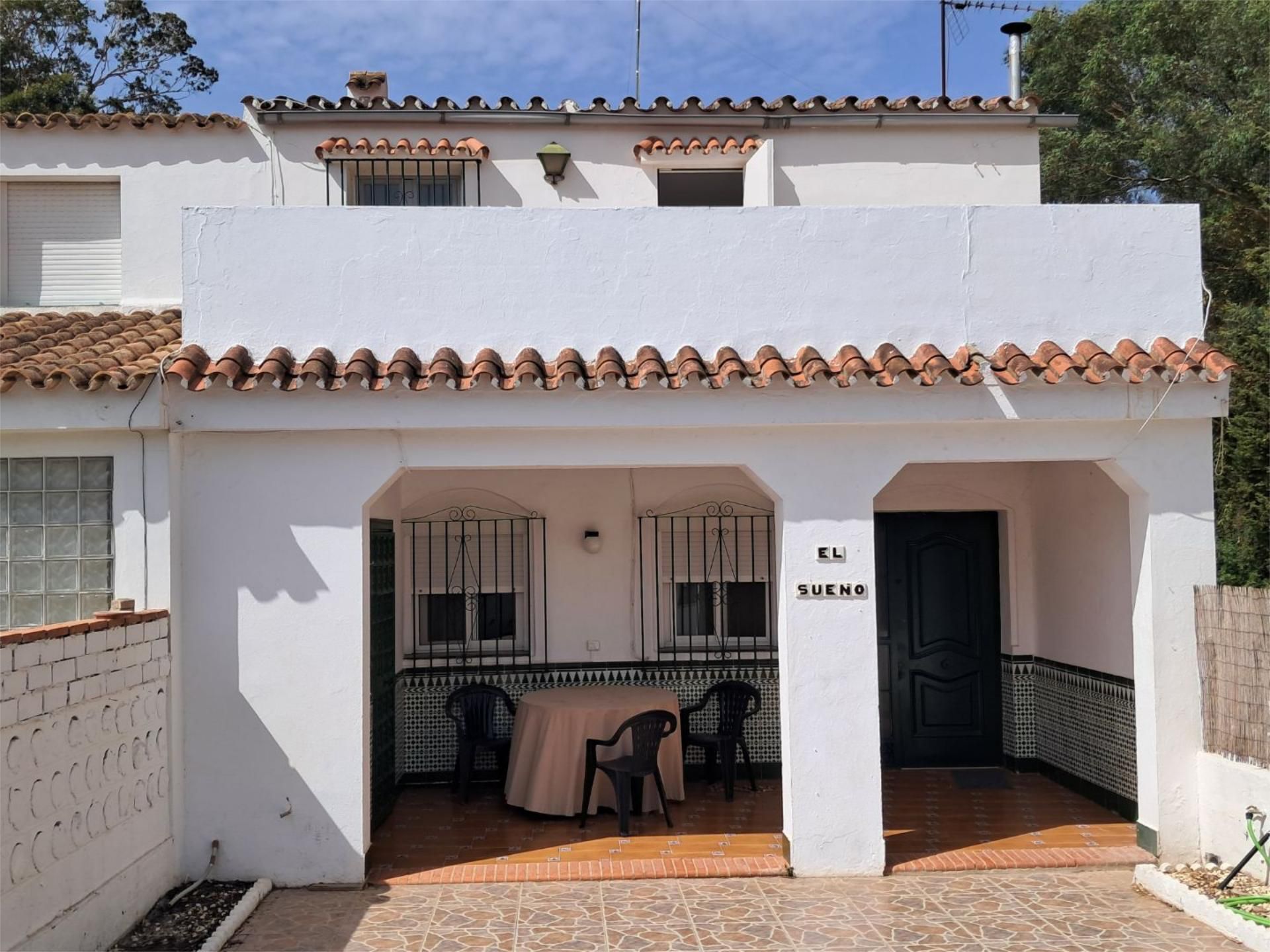Vista exterior de Casa adosada en venda en Chiclana de la Frontera amb Terrassa, Piscina i Balcó