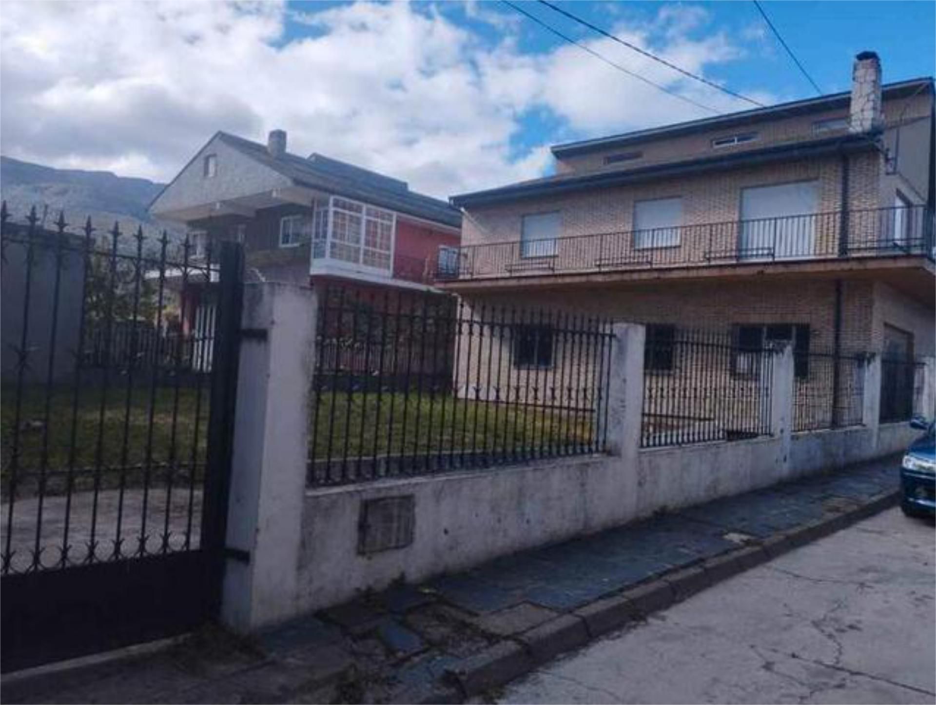 Vista exterior de Casa o xalet en venda en Puente de Domingo Flórez amb Calefacció, Jardí privat i Terrassa