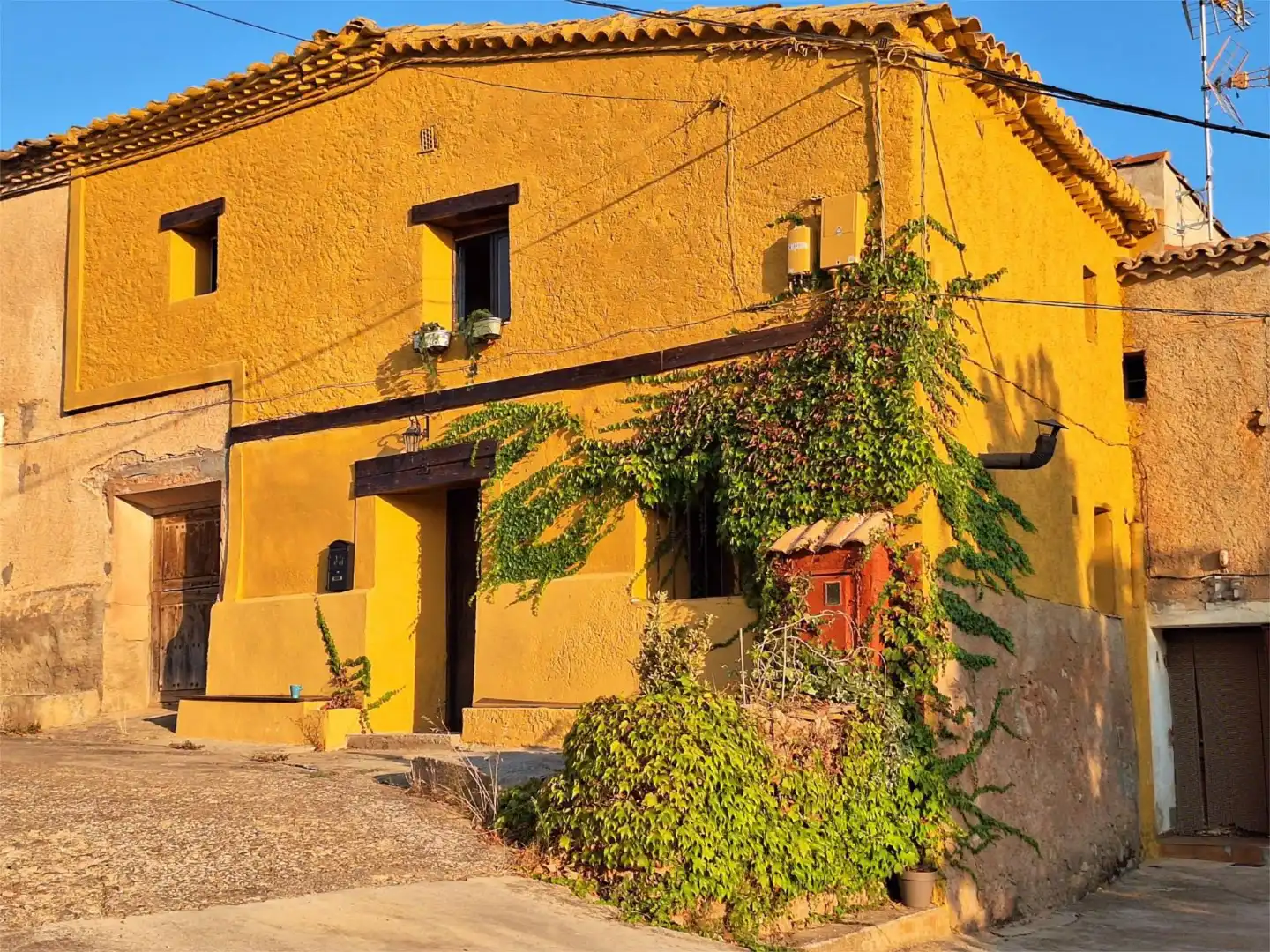 Vista exterior de Casa adosada en venta en Santa María de Huerta